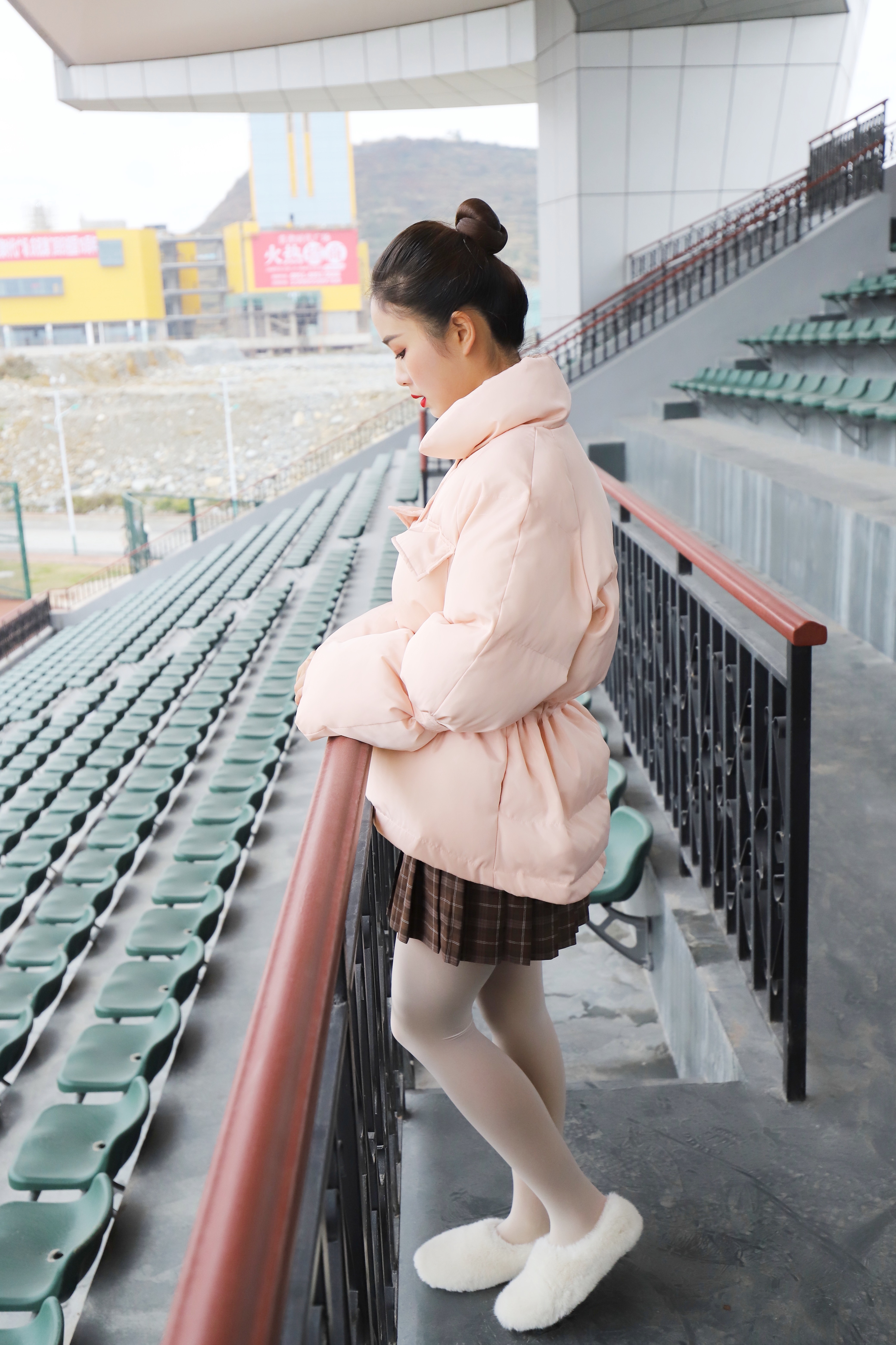 《运动场上的长白丝袜脚丫+视频一部》作品图