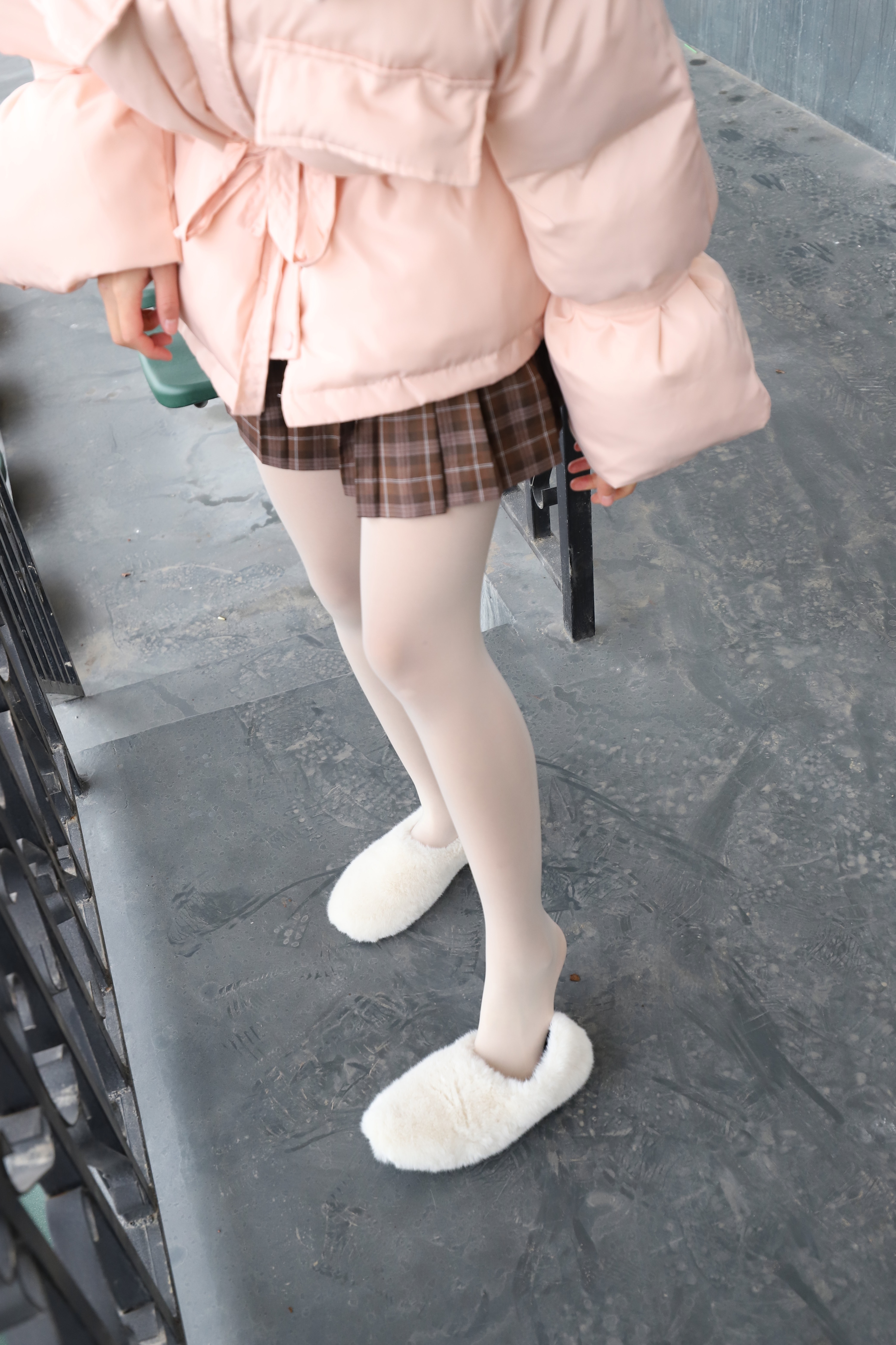 《运动场上的长白丝袜脚丫+视频一部》作品图