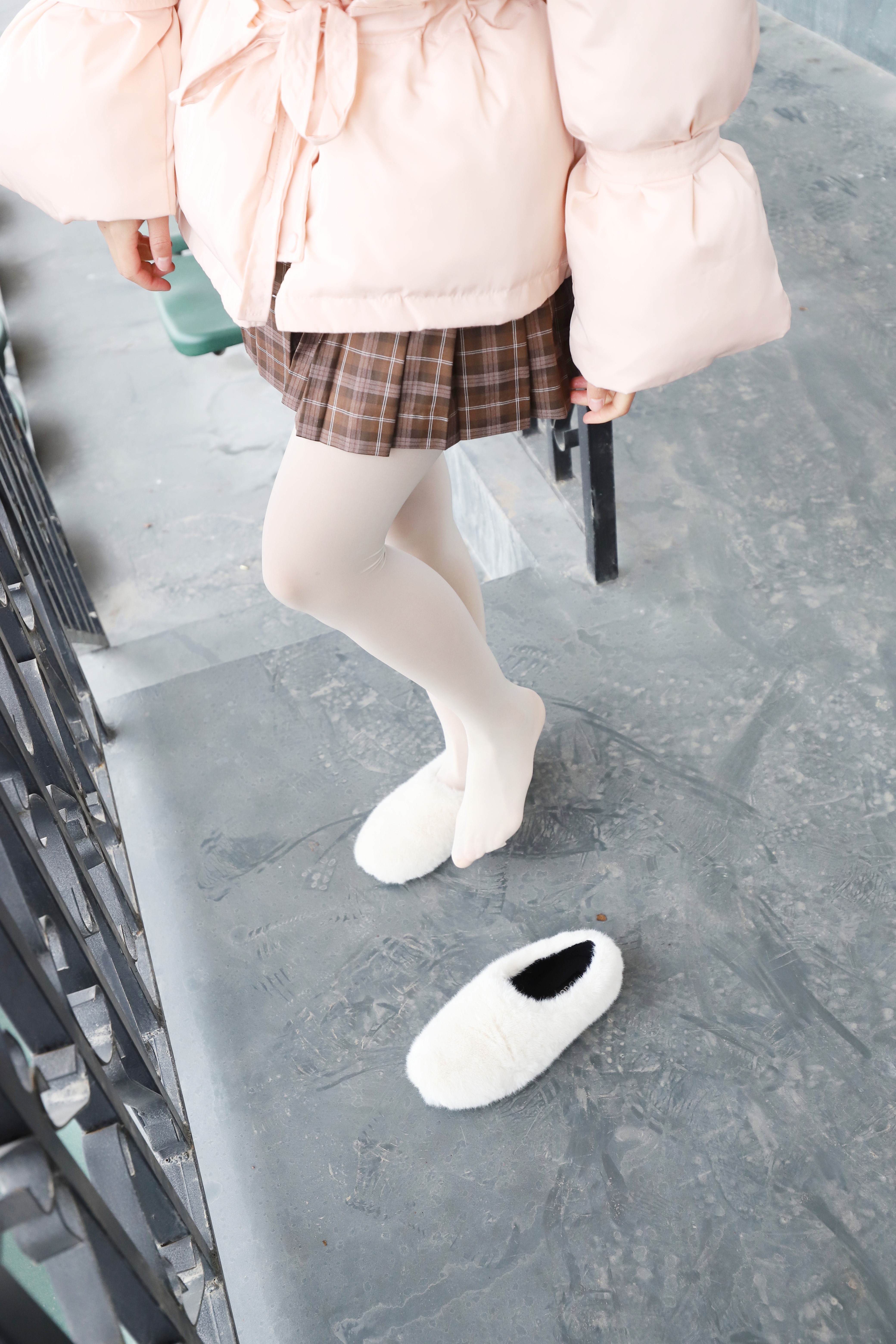 《运动场上的长白丝袜脚丫+视频一部》作品图