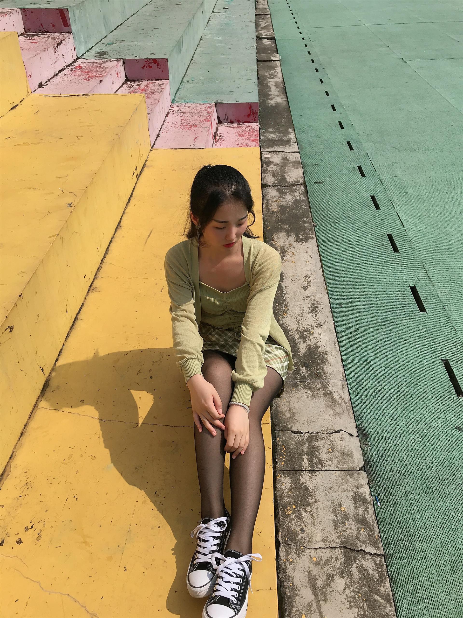 《操场黑丝帆布鞋脚丫》作品图