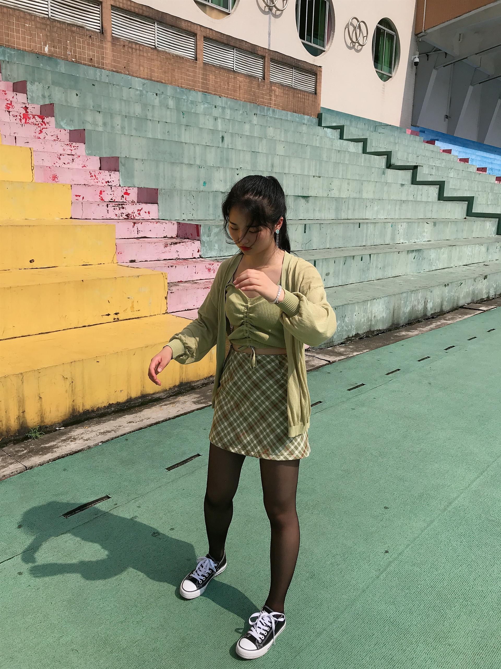 《操场黑丝帆布鞋脚丫》作品图