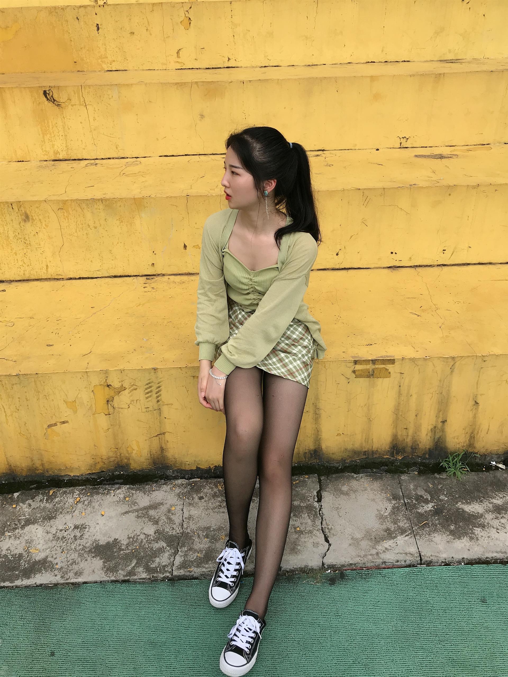 《操场黑丝帆布鞋脚丫》作品图