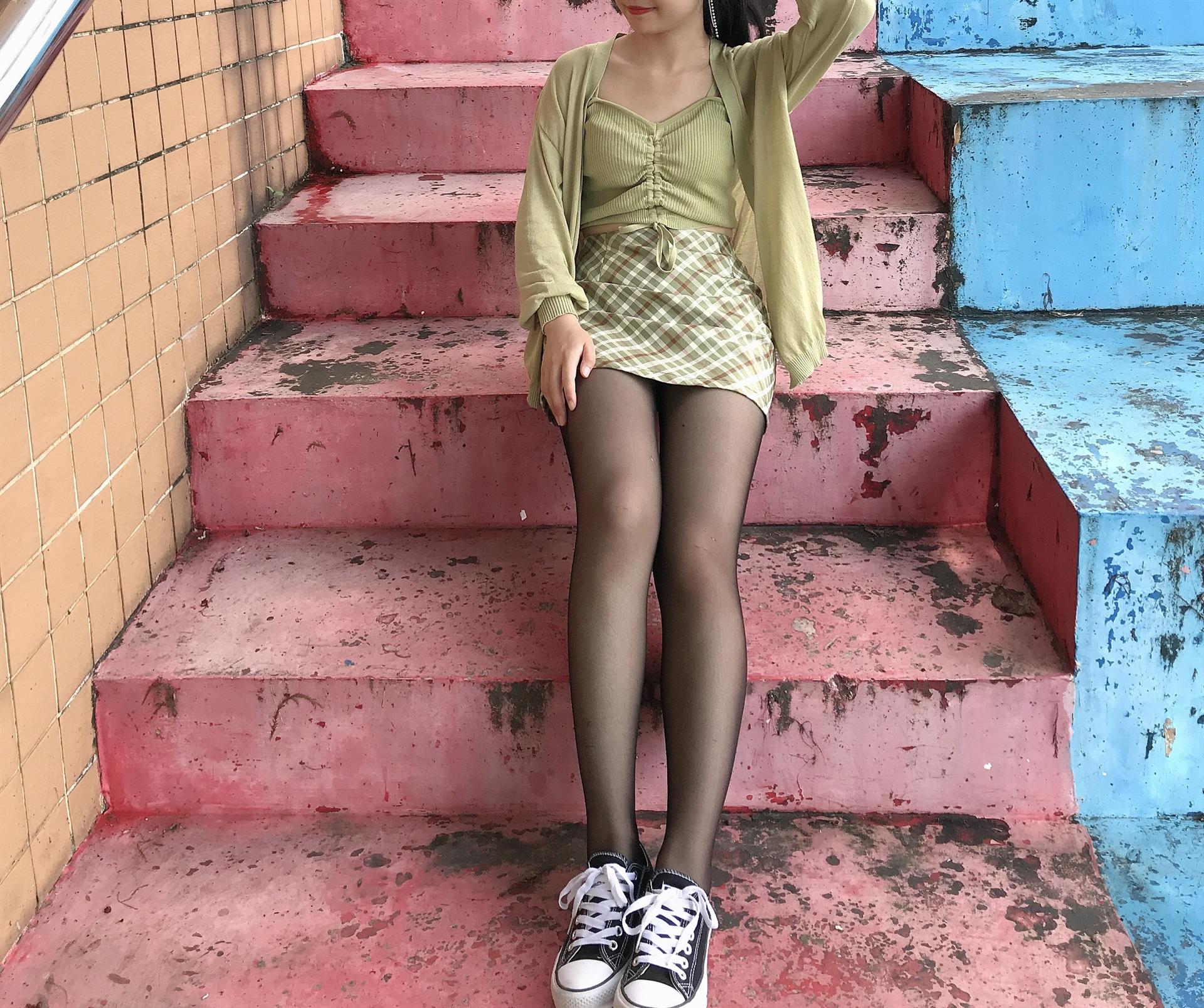 《操场黑丝帆布鞋脚丫》作品图