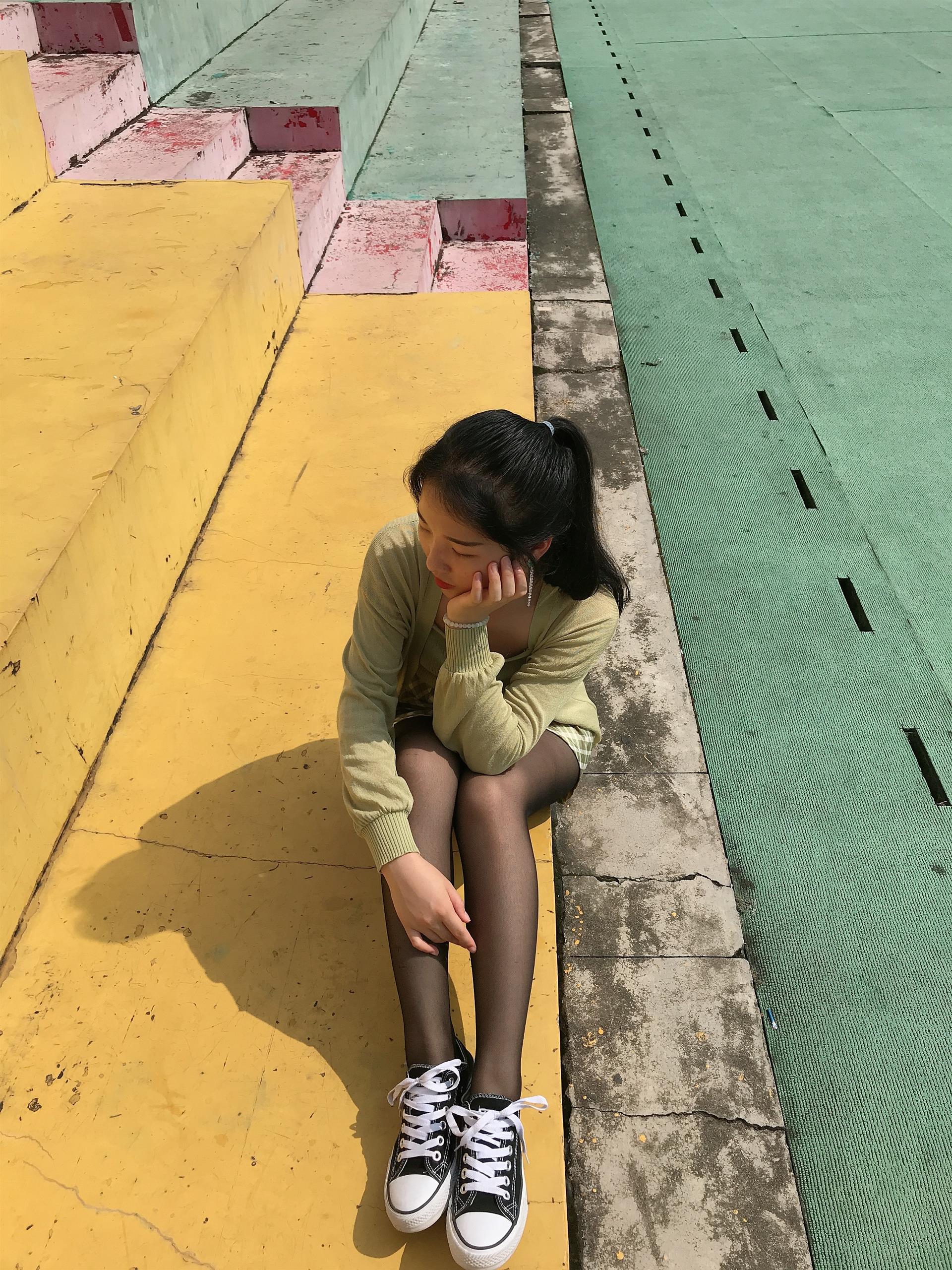 《操场黑丝帆布鞋脚丫》作品图