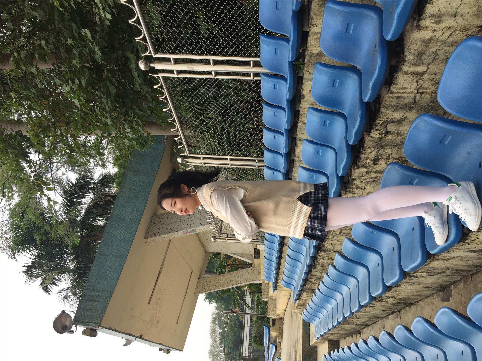 《学妹操场长白丝袜脚丫》作品图