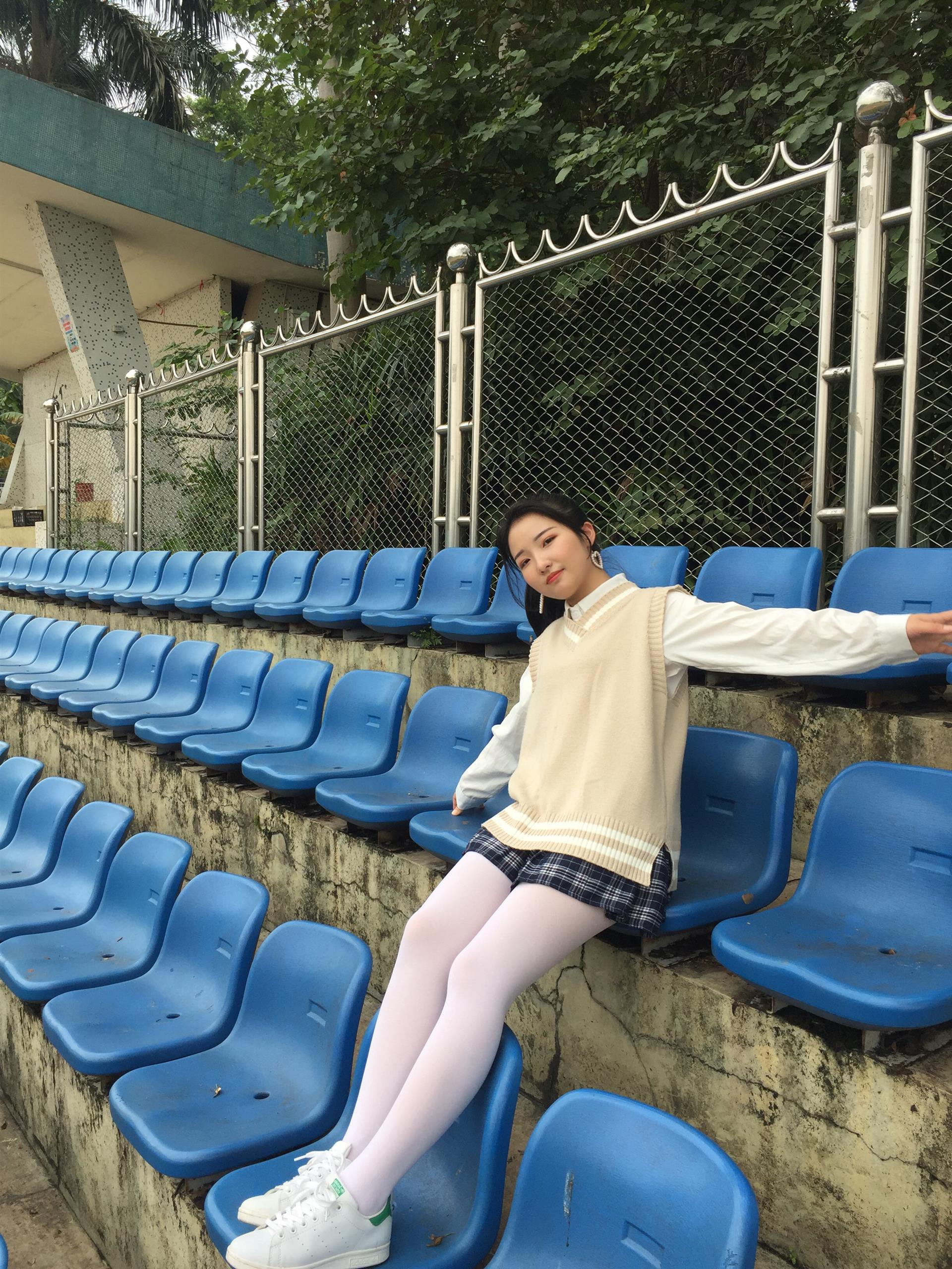 《学妹操场长白丝袜脚丫》作品图