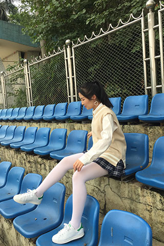 小姐姐操场长白丝袜脚丫
