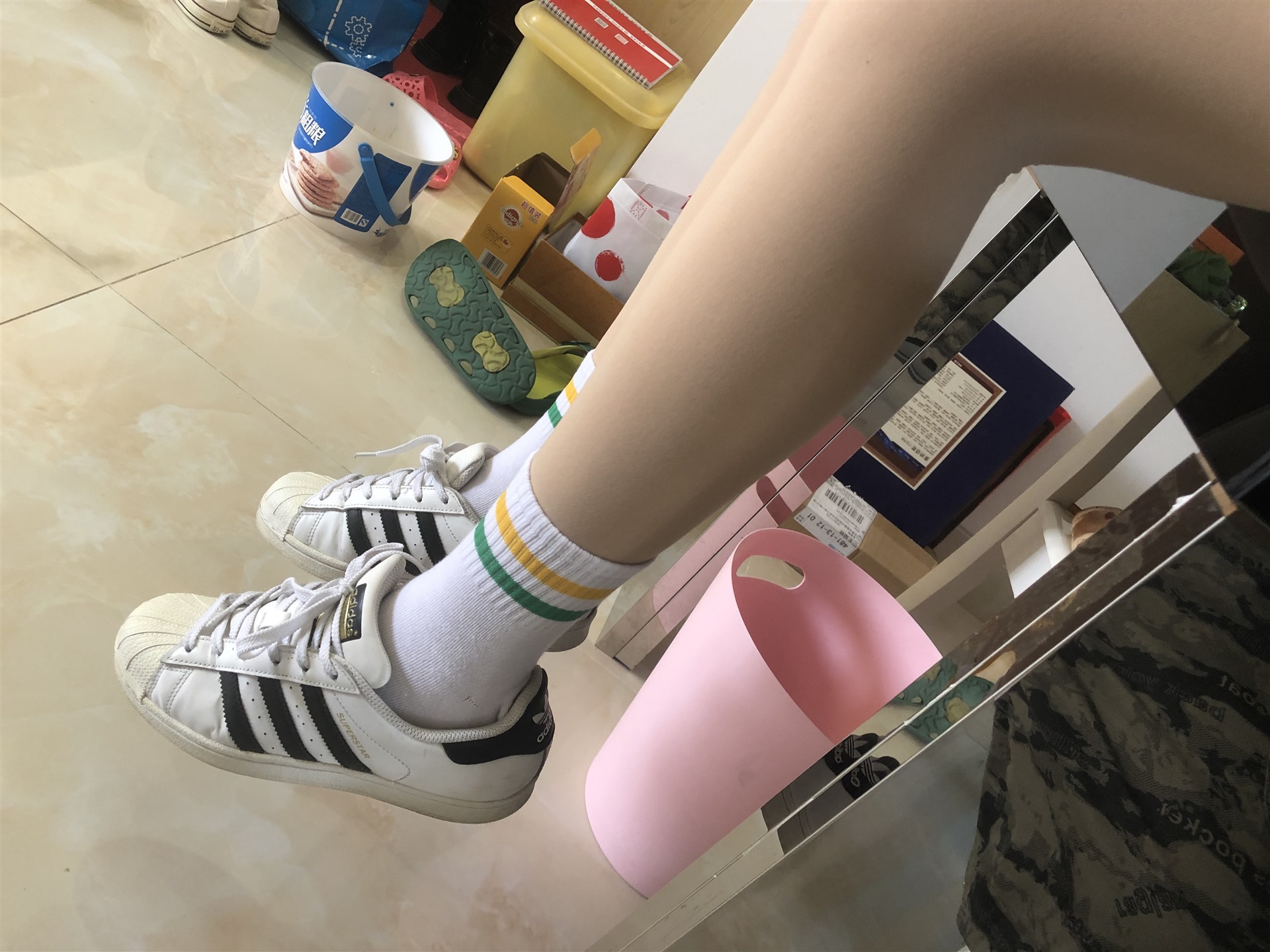 《学妹家拍棉套丝袜脚丫》作品图