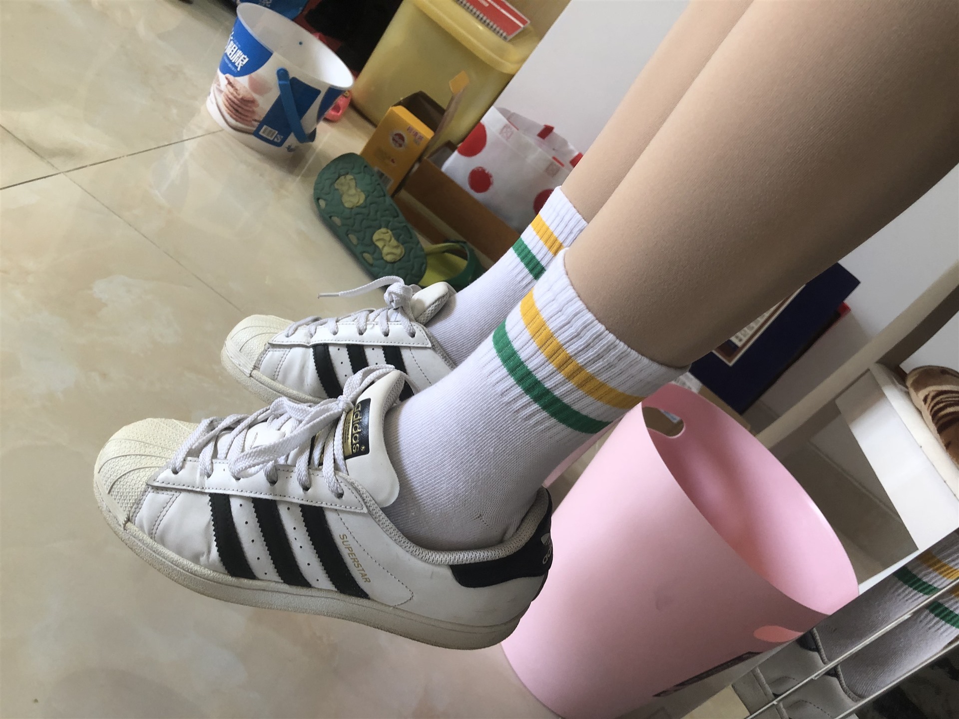 《学妹家拍棉套丝袜脚丫》作品图