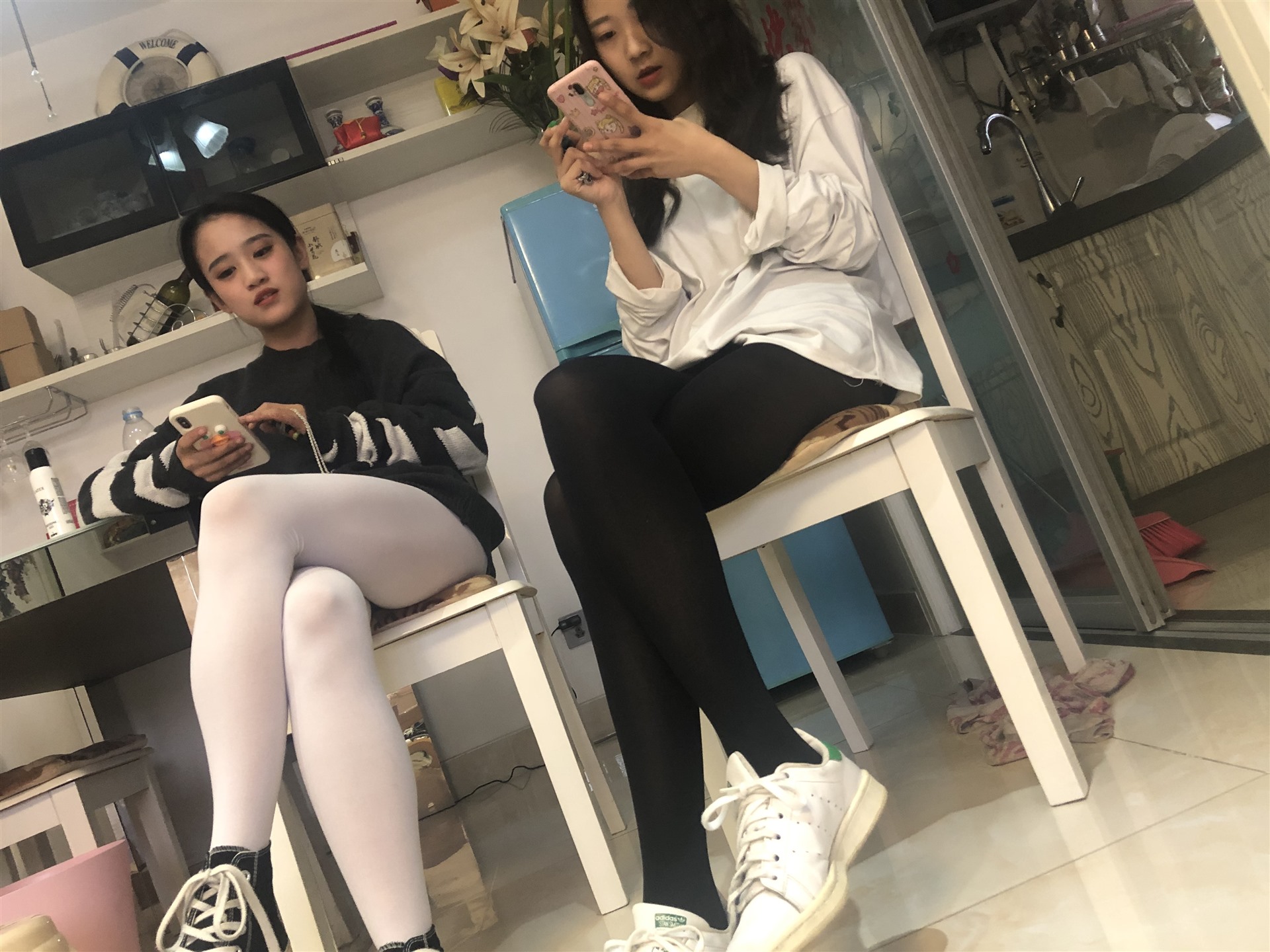 《越拍姐妹花丝袜脚丫》作品图