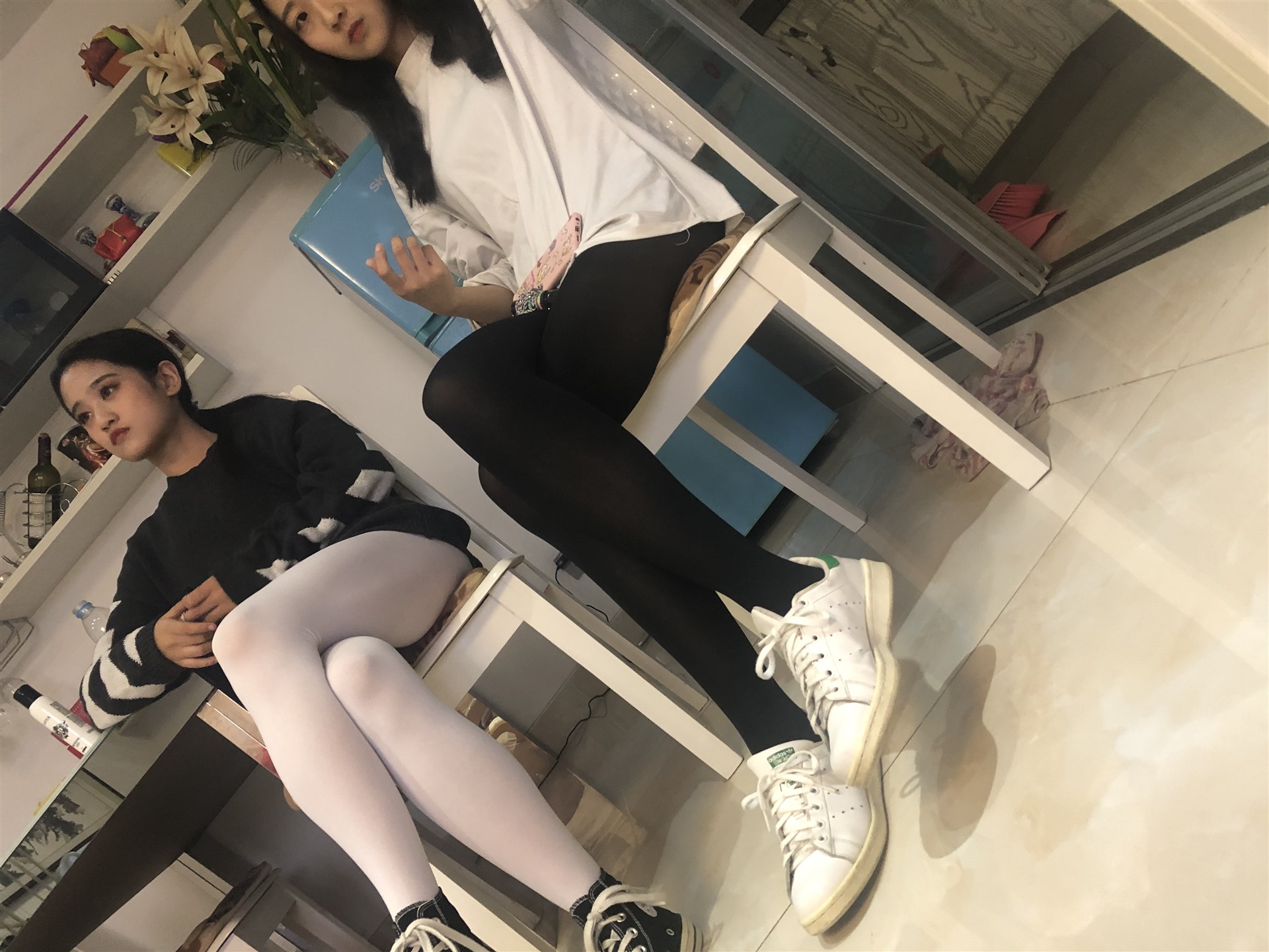 《越拍姐妹花丝袜脚丫》作品图