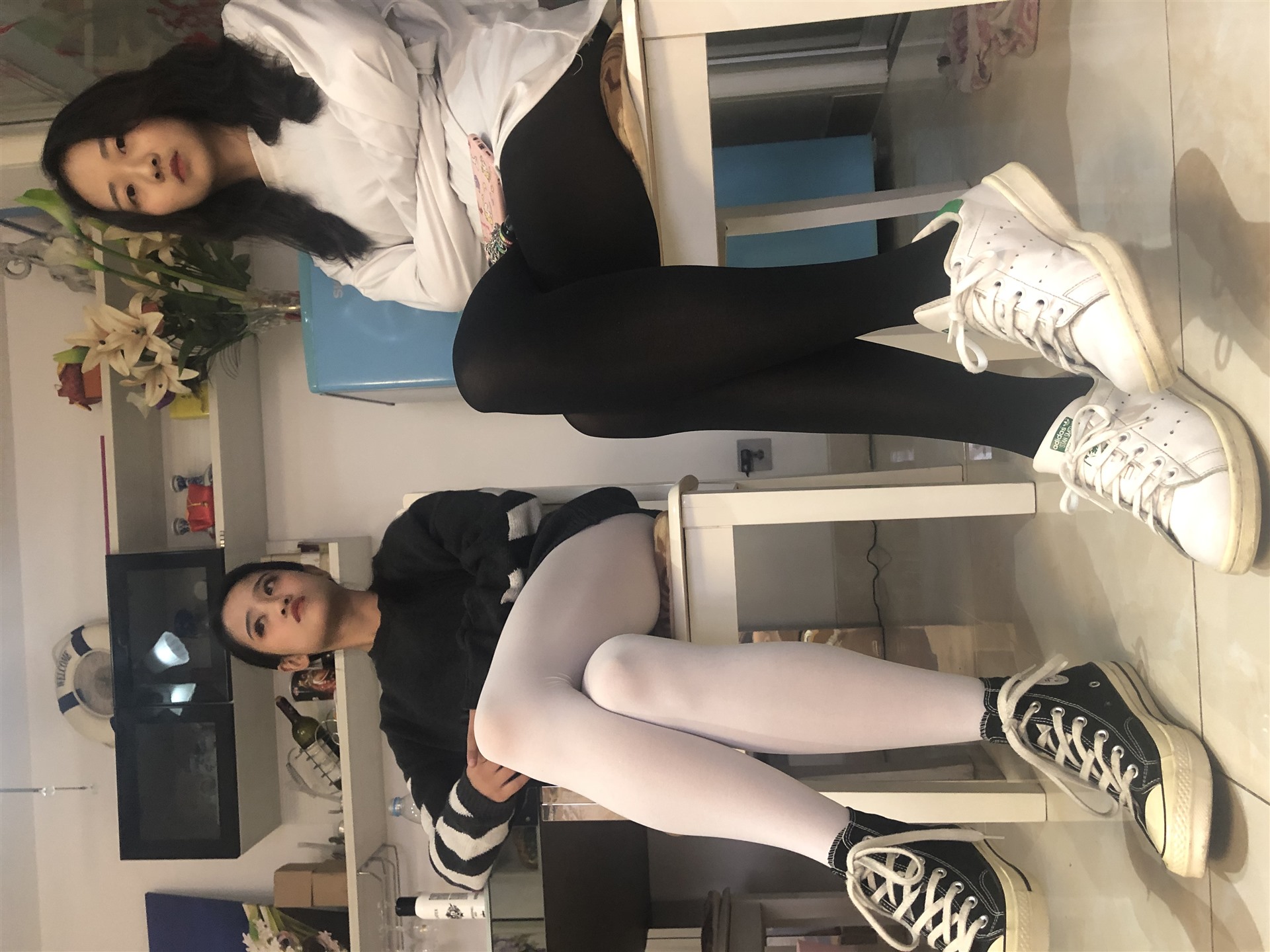 《越拍姐妹花丝袜脚丫》作品图