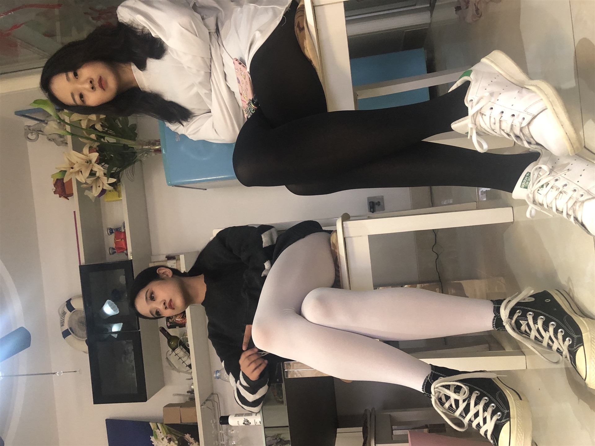 《越拍姐妹花丝袜脚丫》作品图