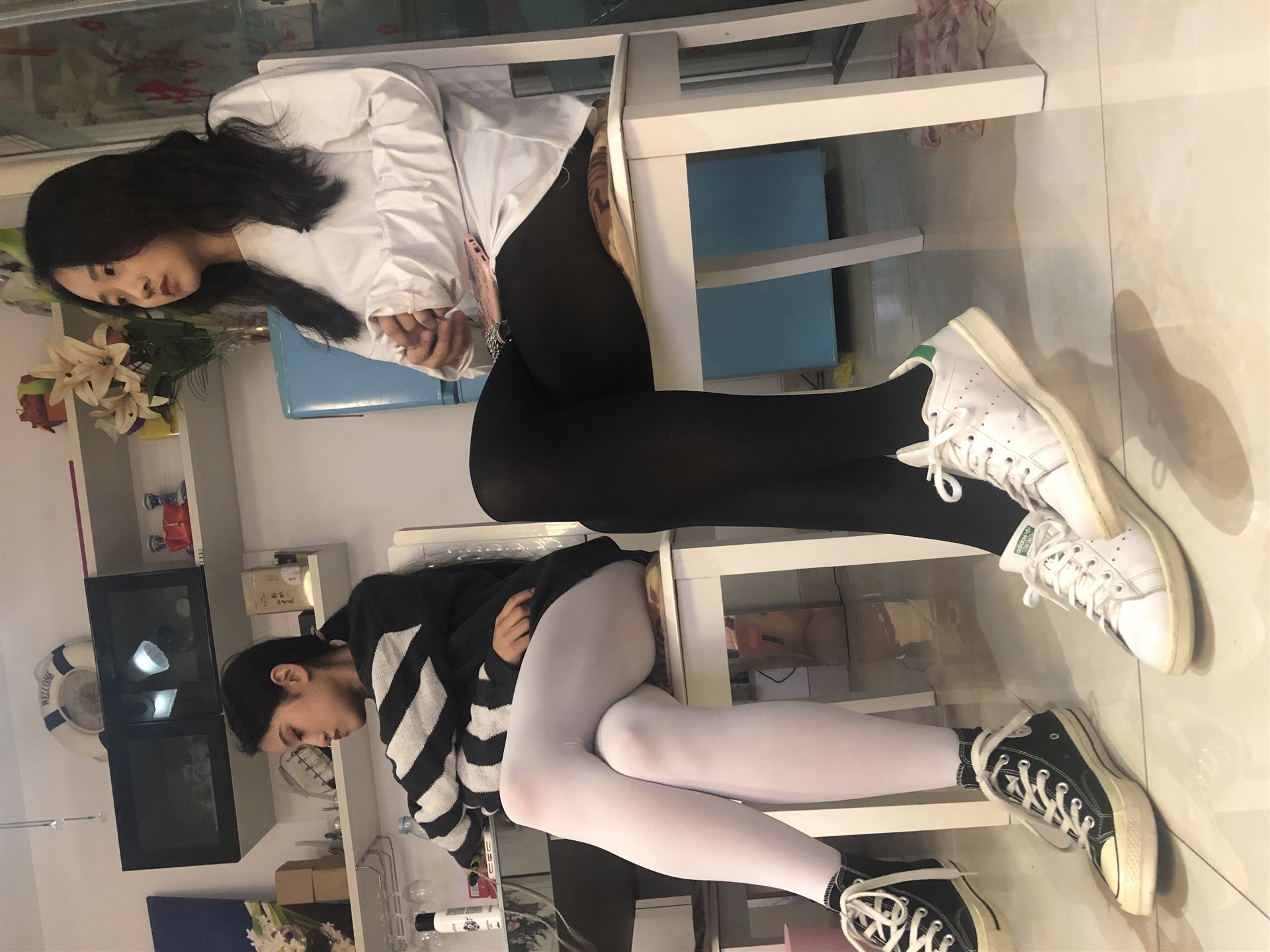 《越拍姐妹花丝袜脚丫》作品图