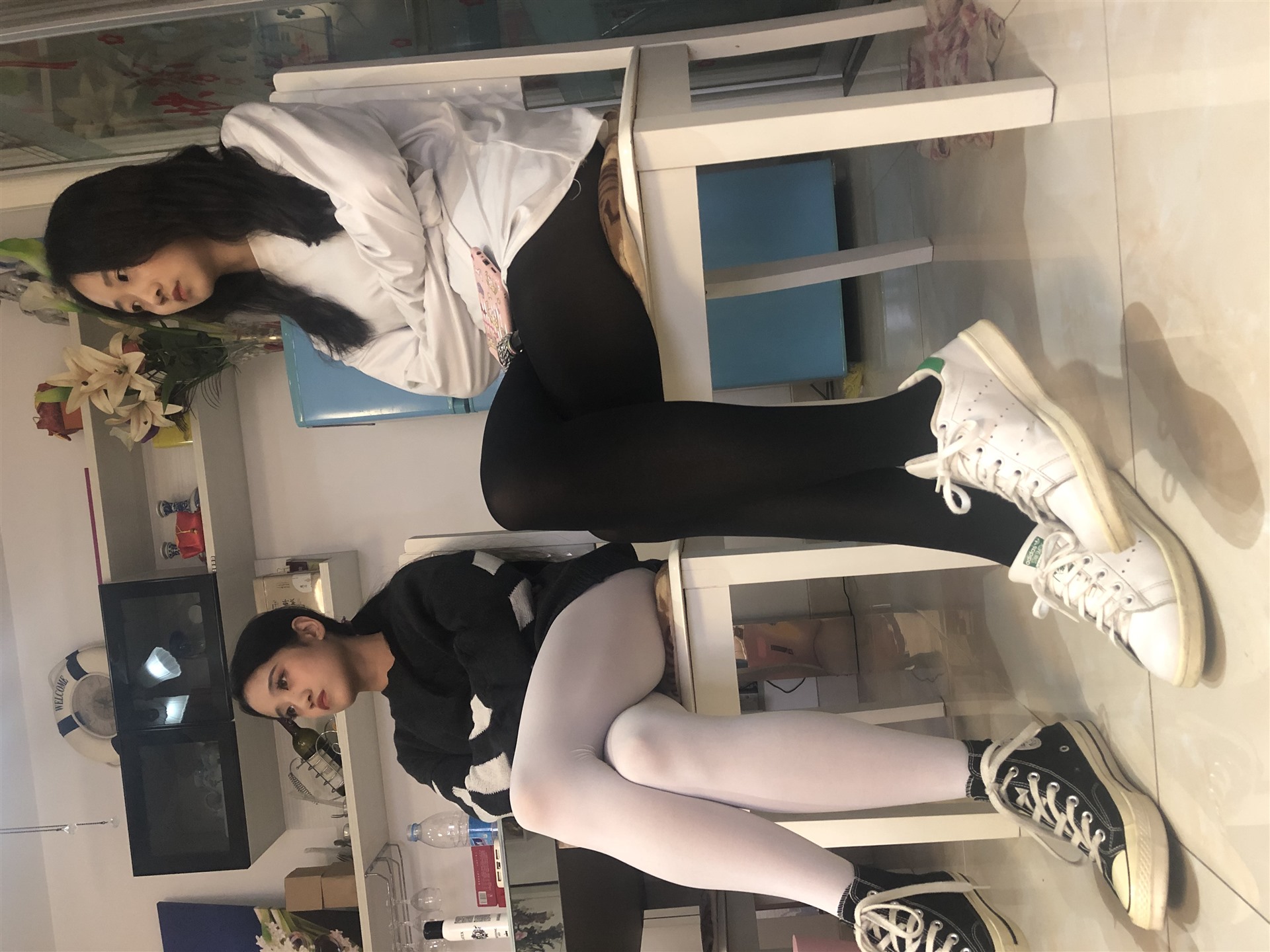 《越拍姐妹花丝袜脚丫》作品图