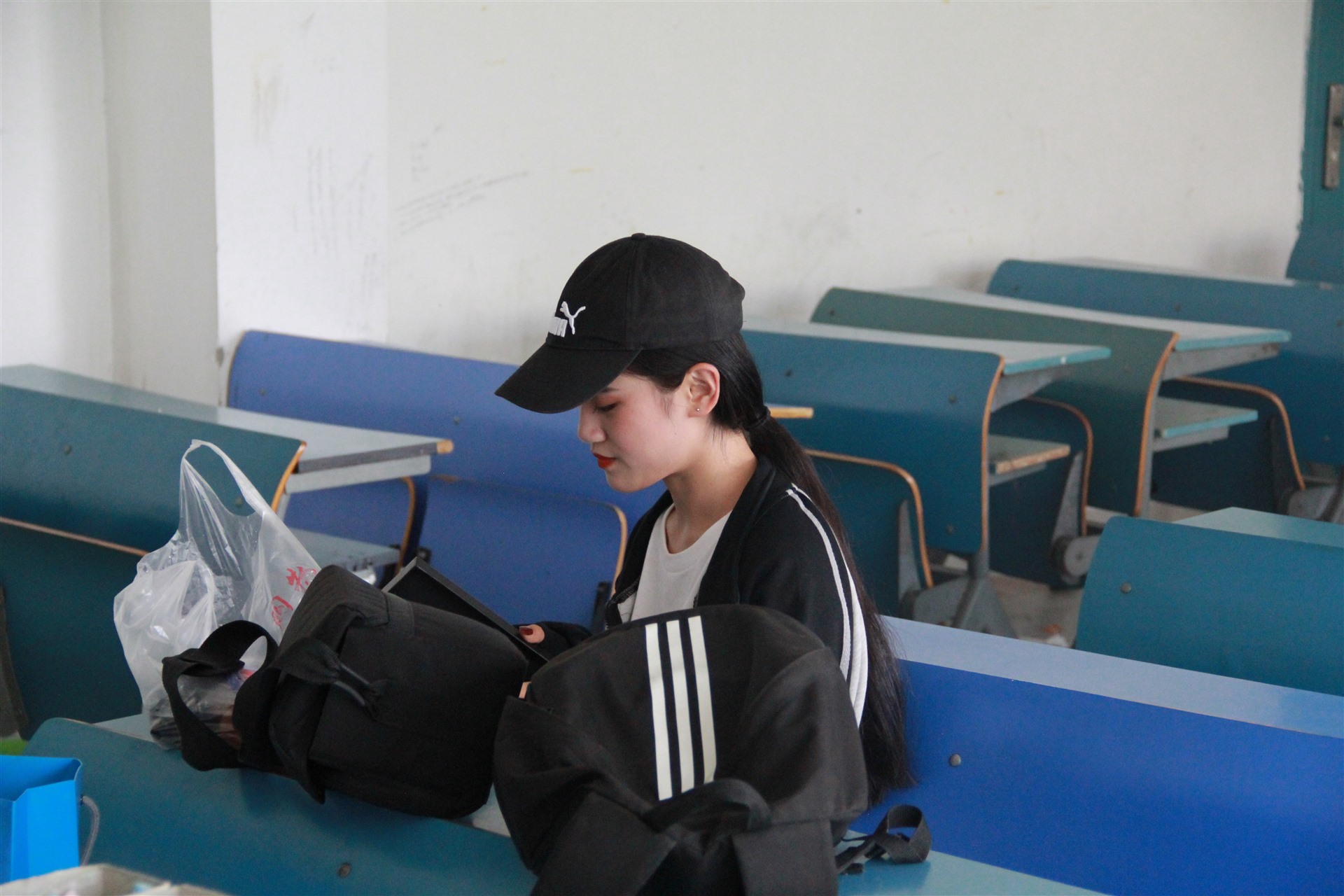 《教室里的康威の棉袜脚丫+视频8部》作品图