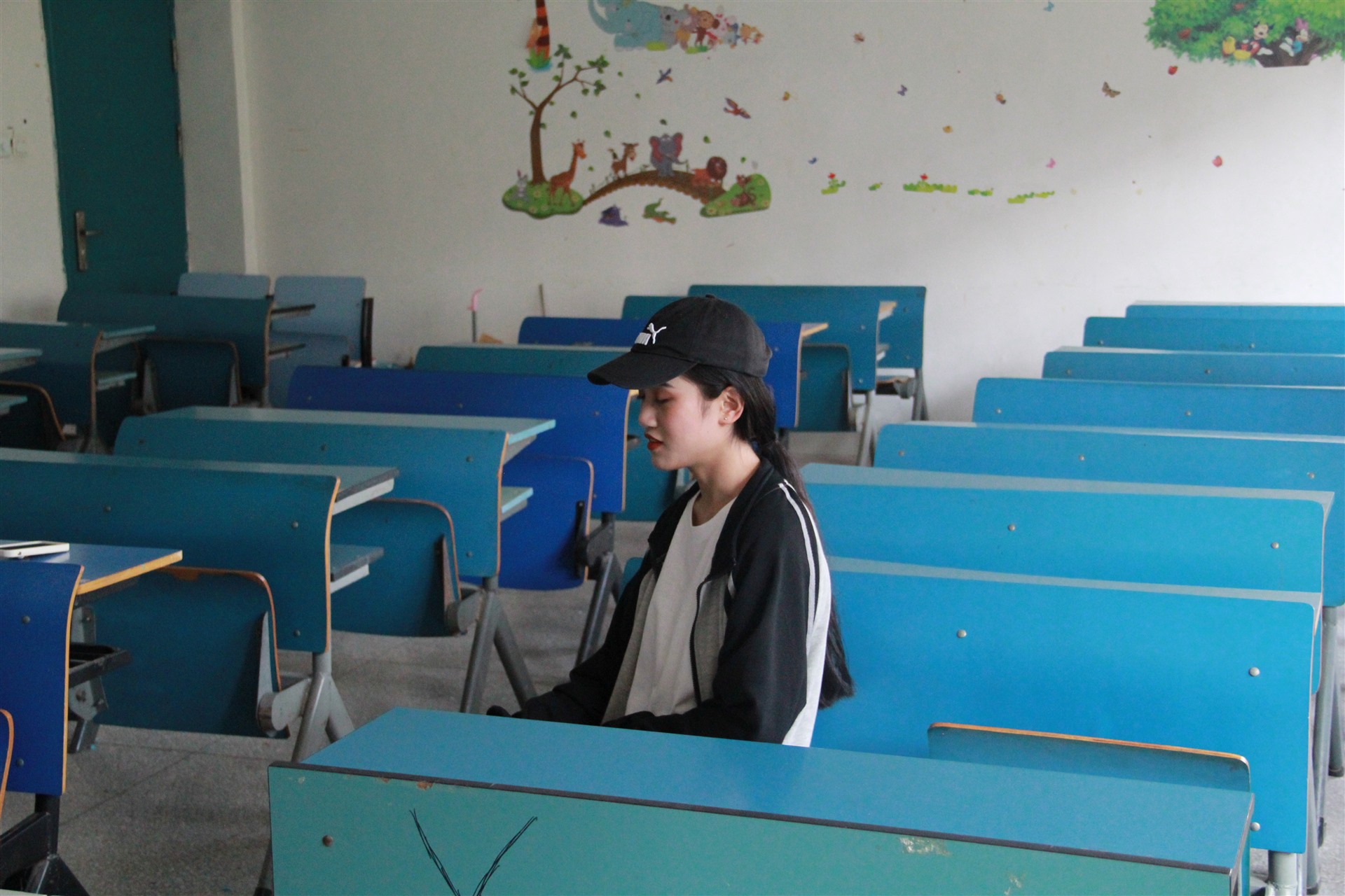 《教室里的康威の棉袜脚丫+视频8部》作品图