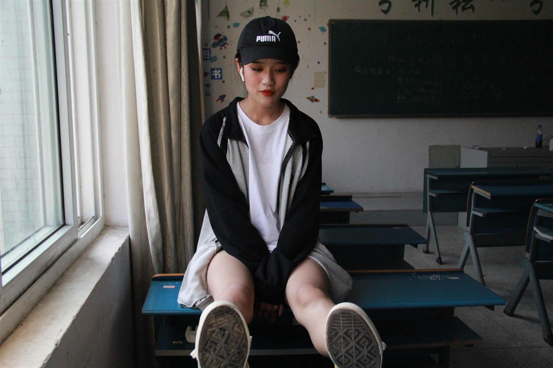 《教室里的康威の棉袜脚丫+视频8部》作品图