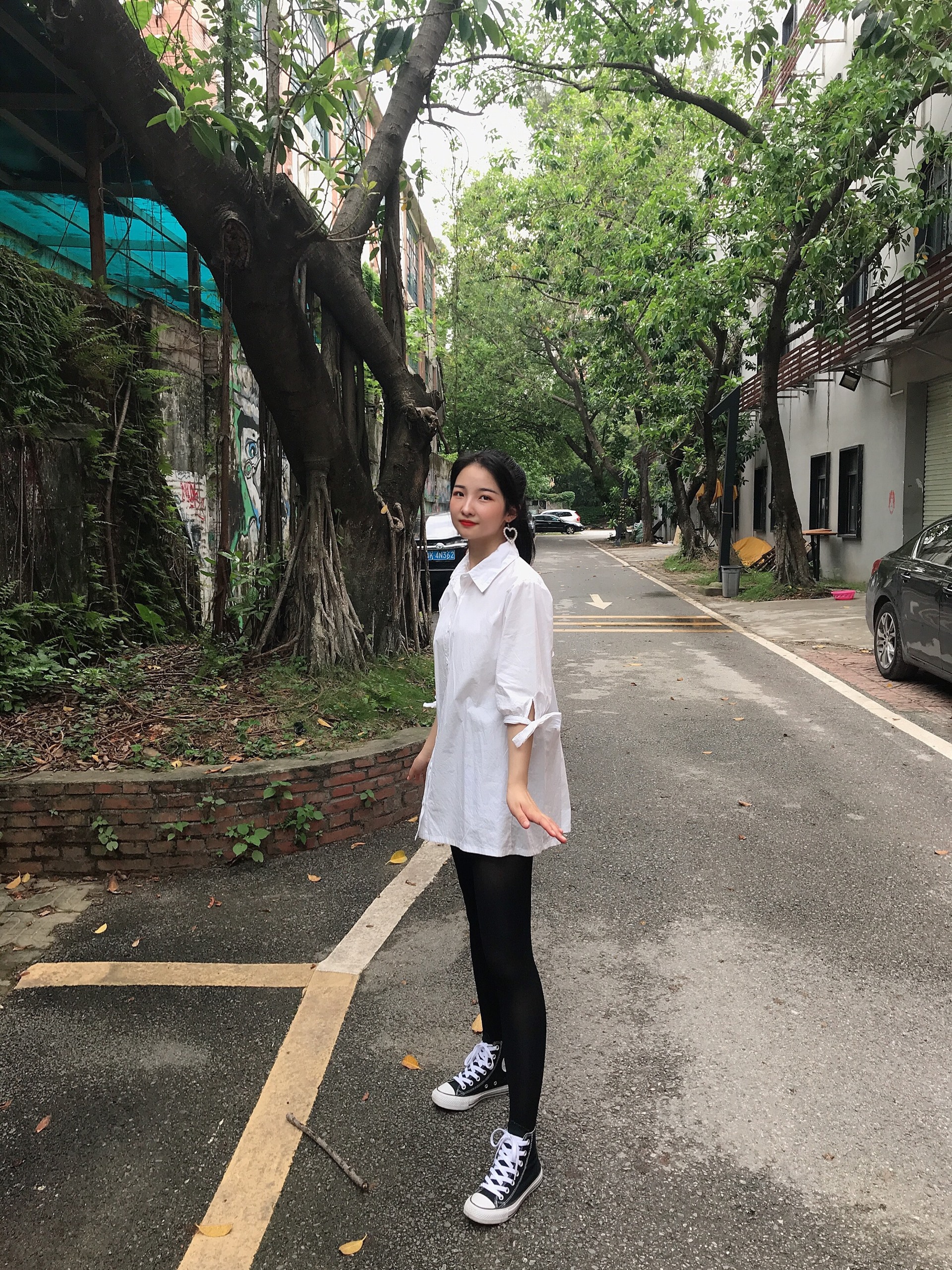 《学姐帆布鞋の丝袜脚丫+2个视频》作品图