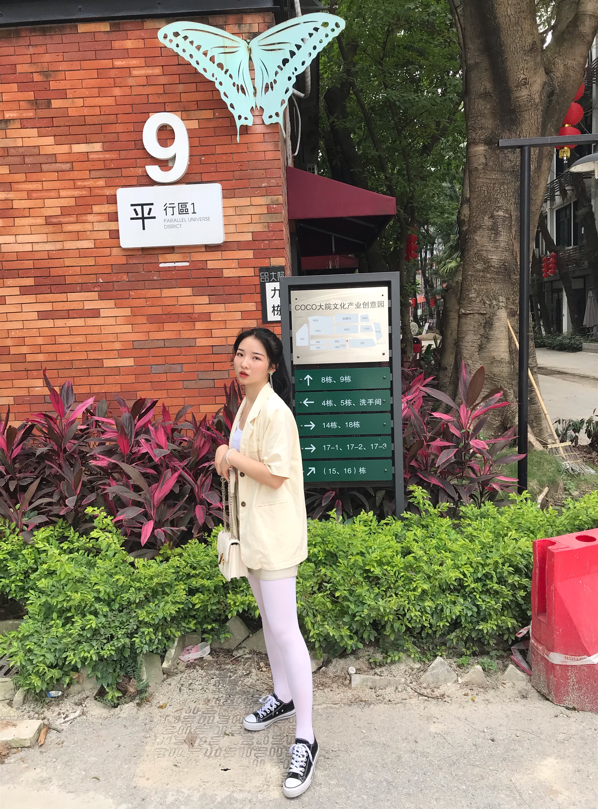 《小姐姐的帆布鞋の长白丝袜脚丫+视频1个》作品图