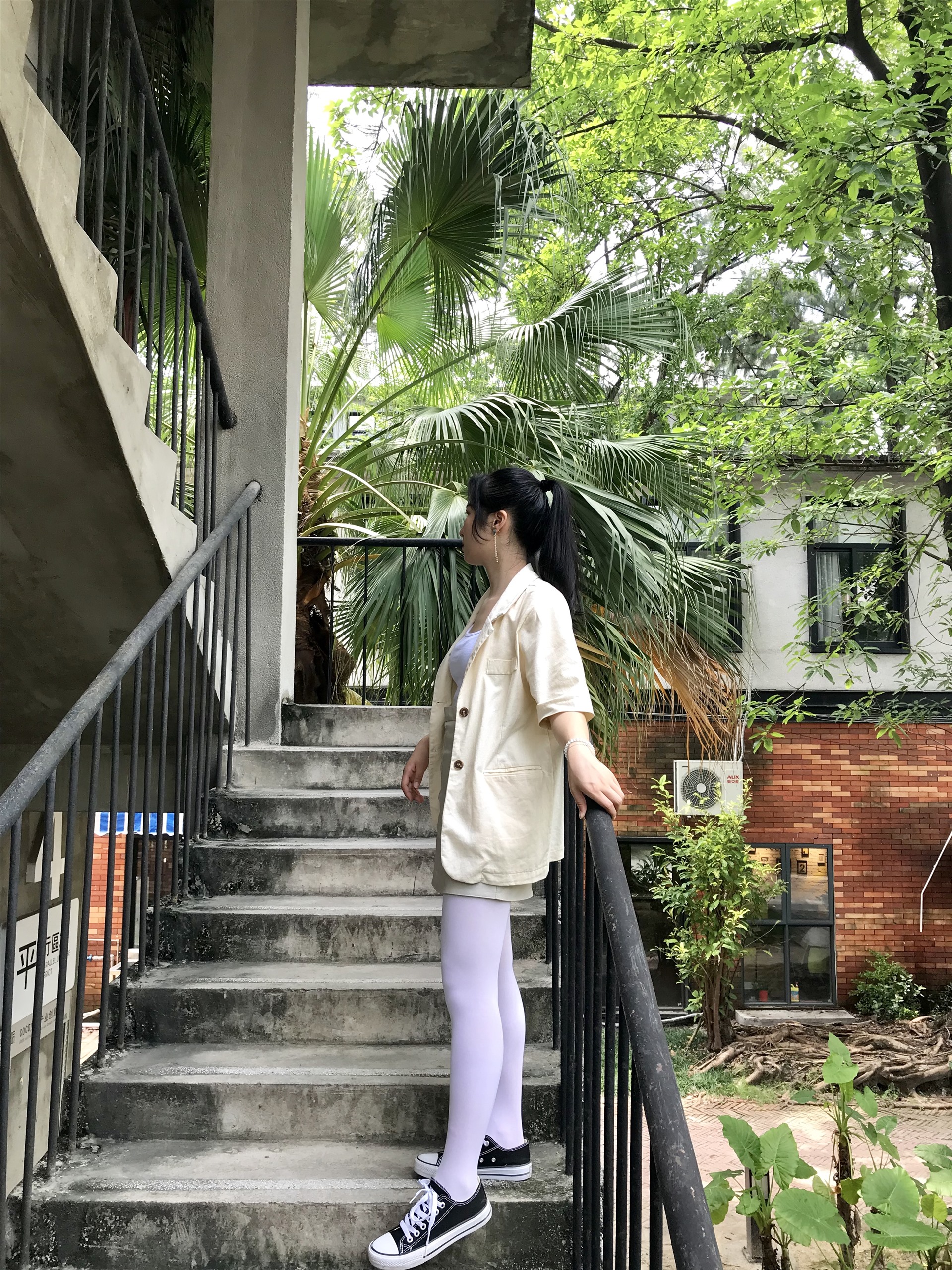 《小姐姐的帆布鞋の长白丝袜脚丫+视频1个》作品图