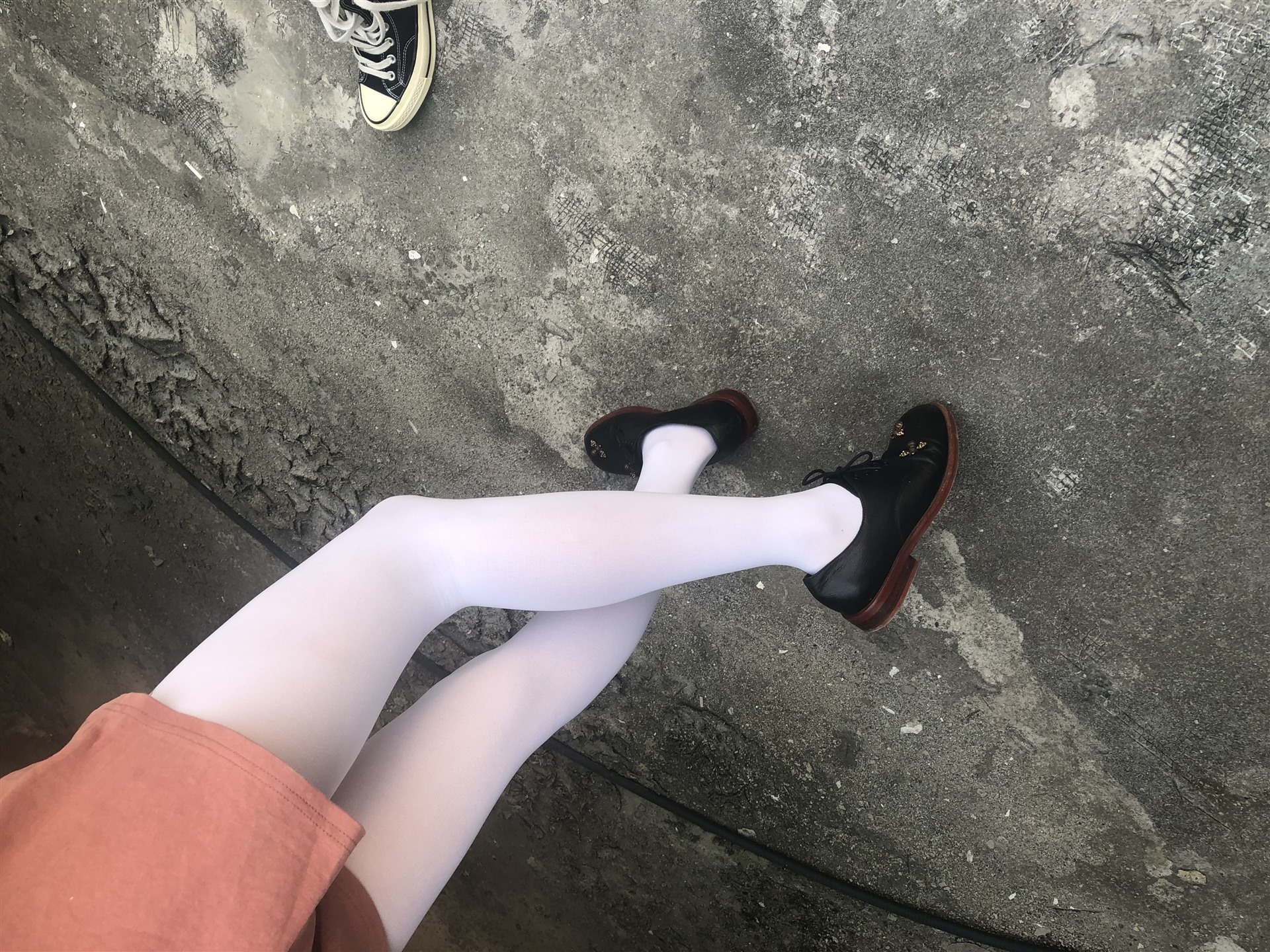 《天台皮鞋丝袜脚》作品图