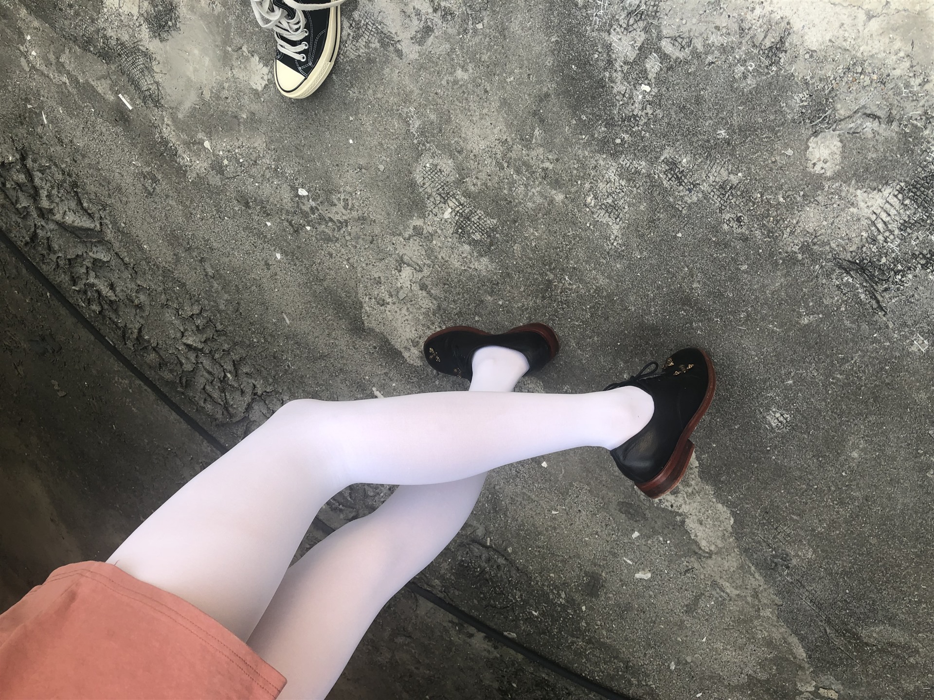 《天台皮鞋丝袜脚》作品图