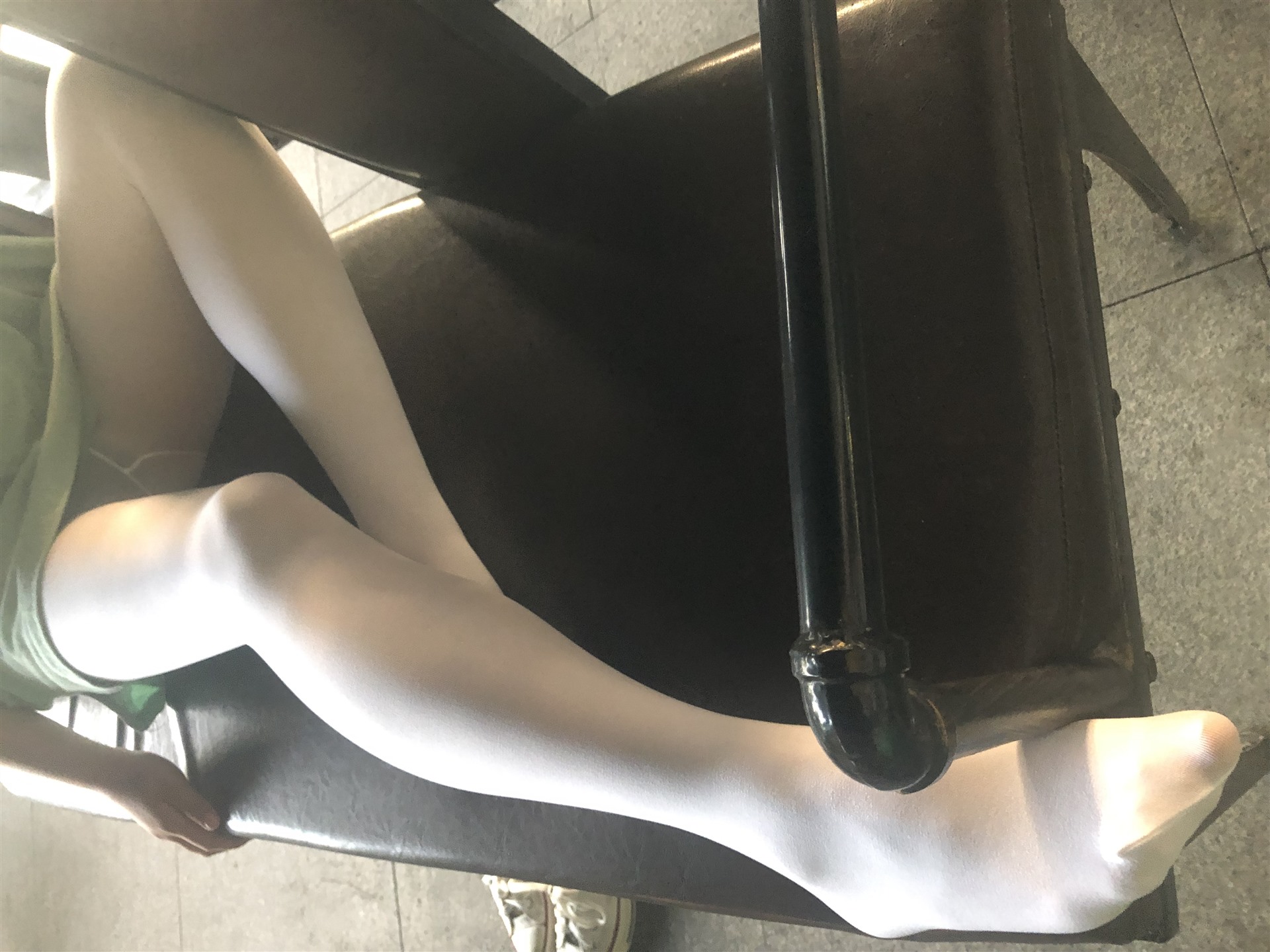 《有点脏的白丝袜脚丫+4个视频》作品图