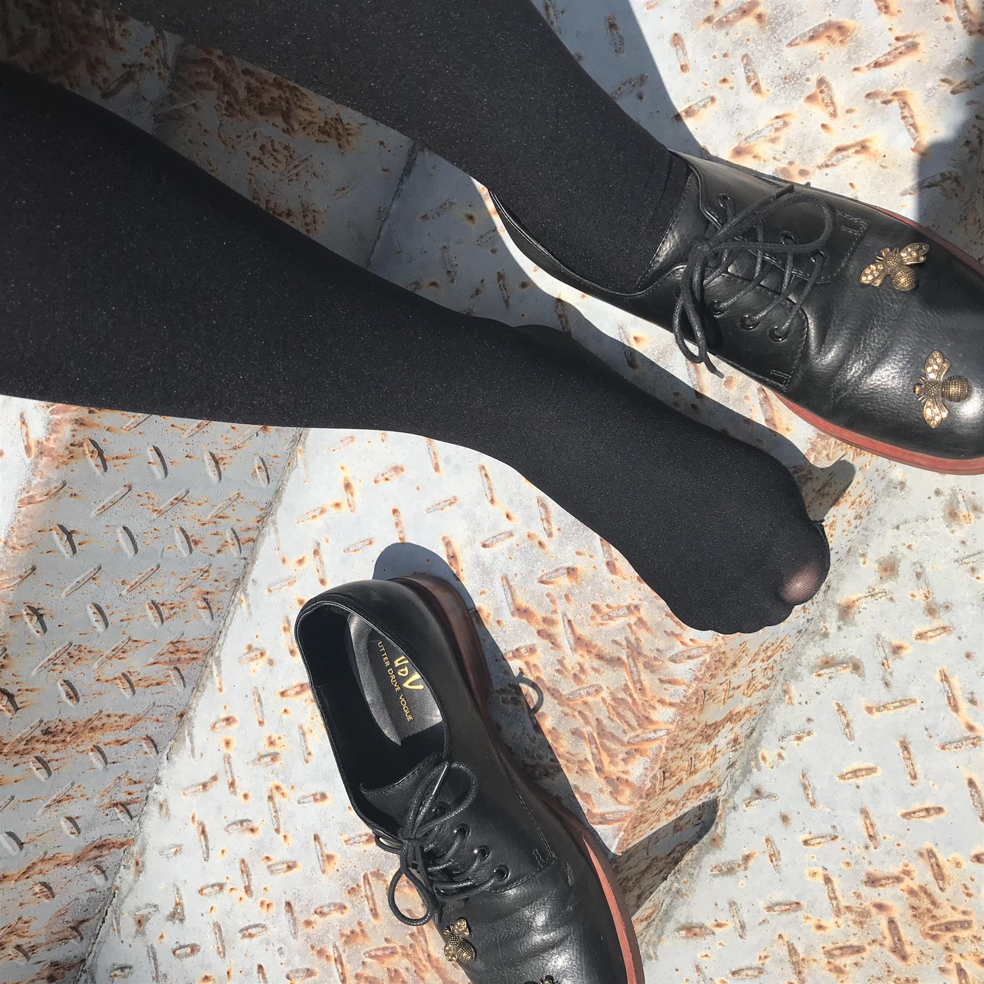 《学妹板鞋黑丝袜脚丫》作品图