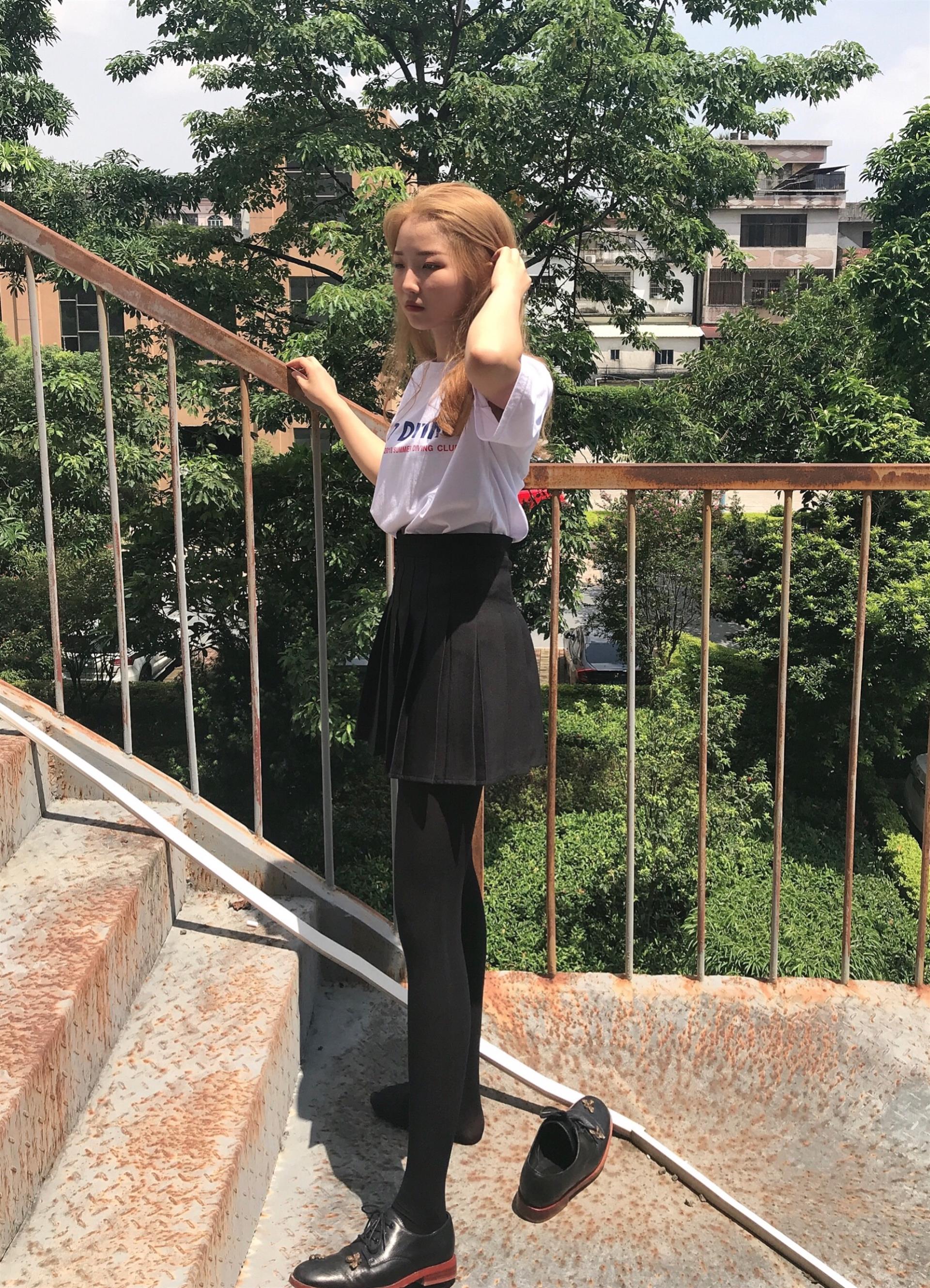 《学妹板鞋黑丝袜脚丫》作品图