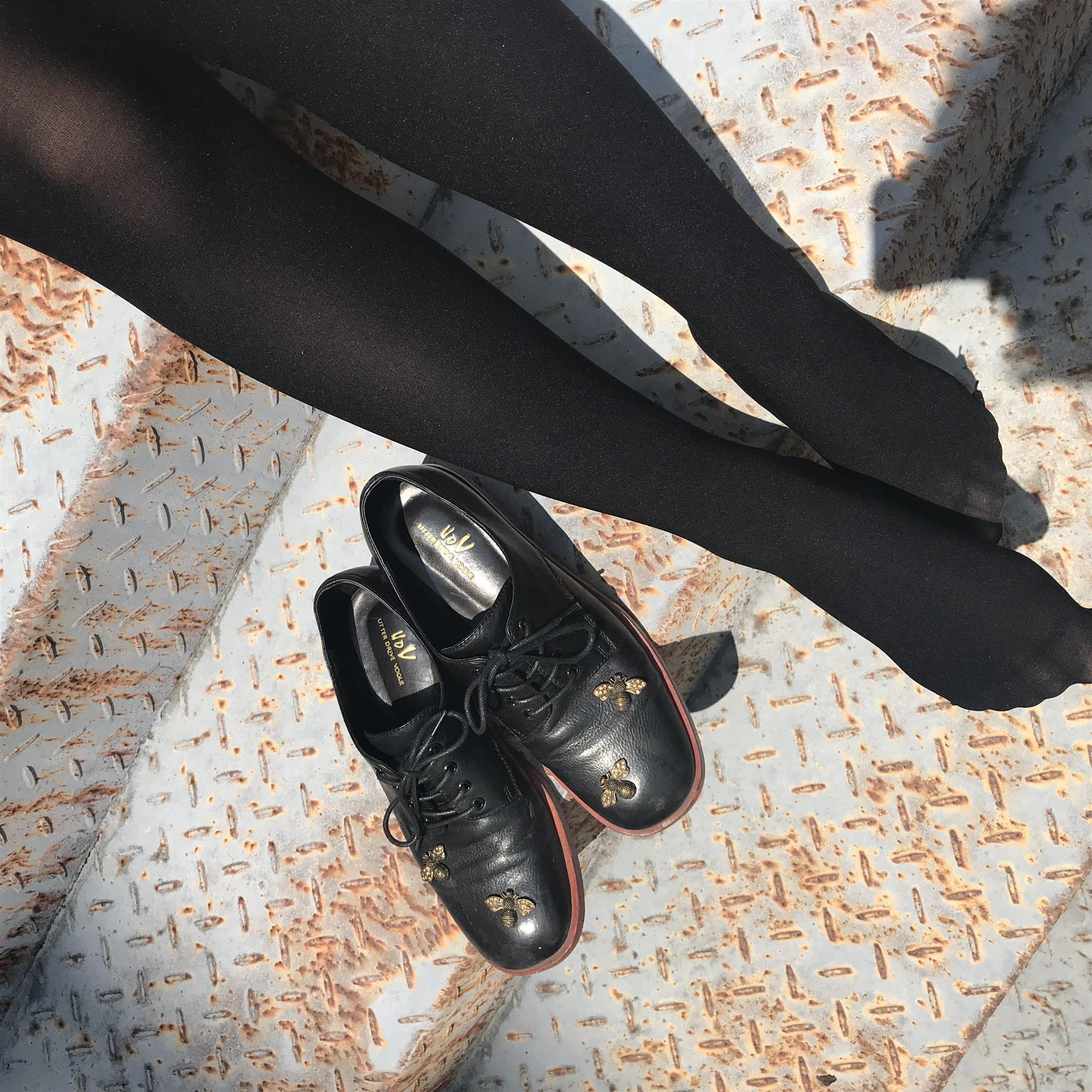 《学妹板鞋黑丝袜脚丫》作品图