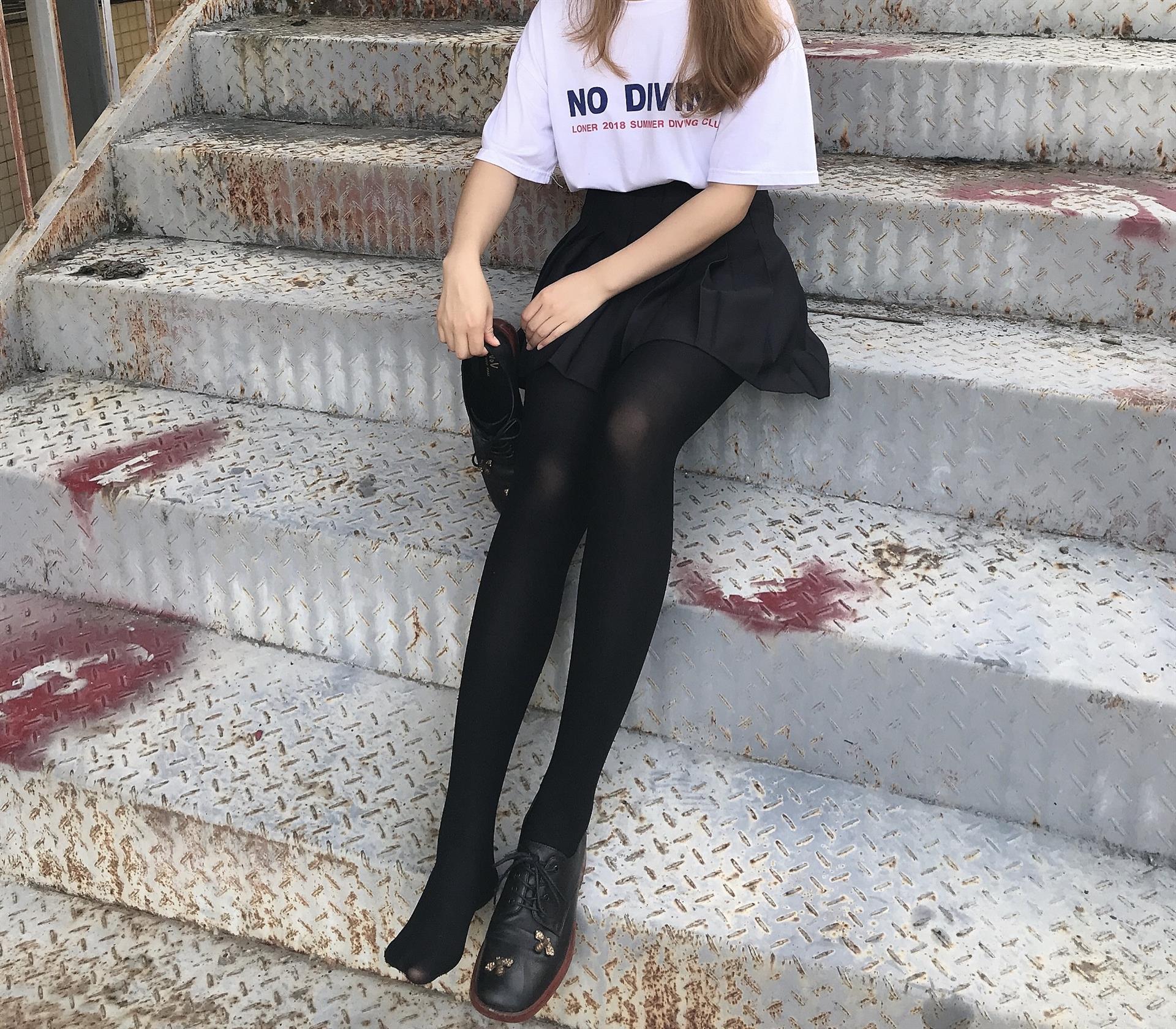 《学妹板鞋黑丝袜脚丫》作品图