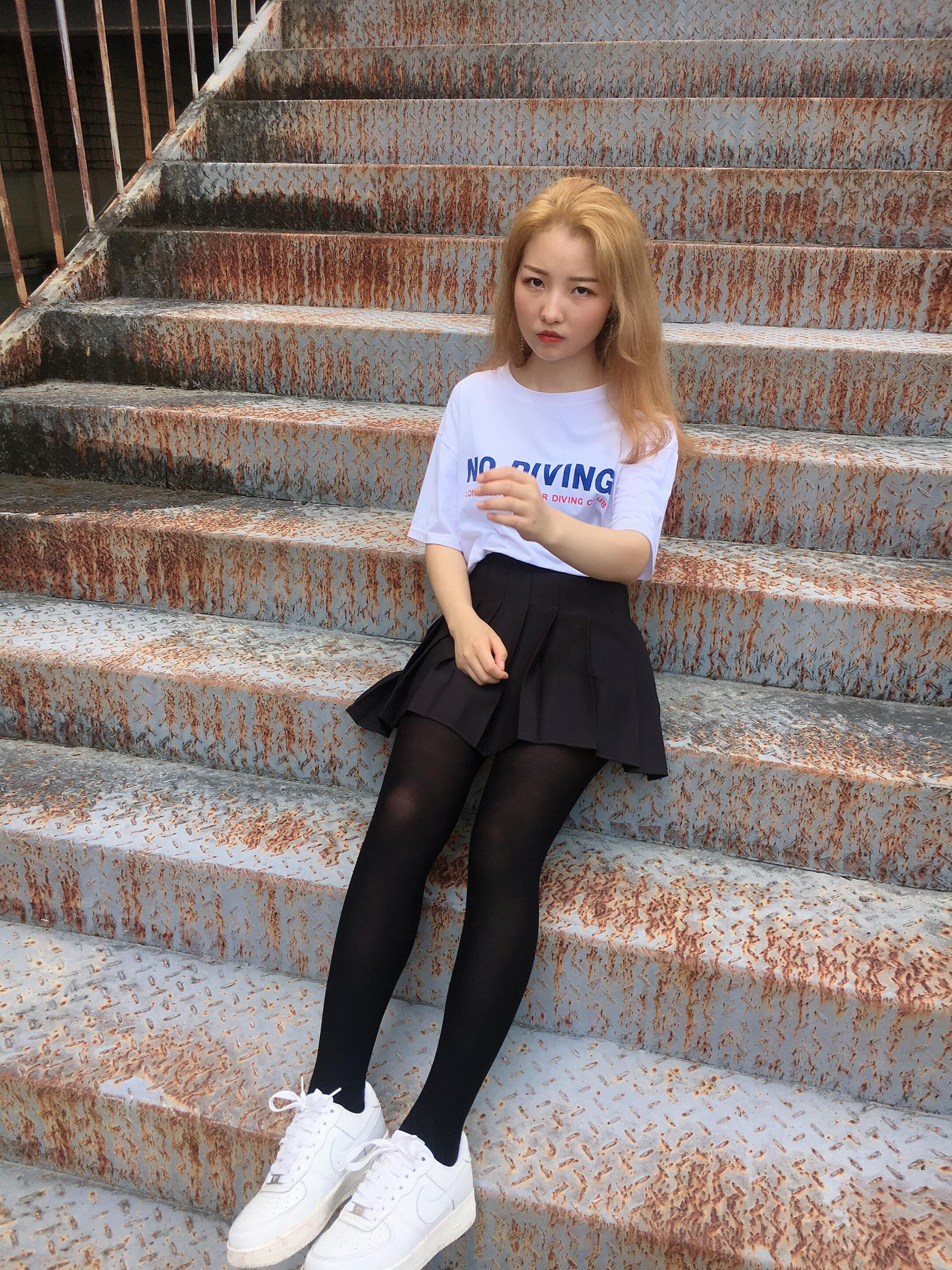 《学妹板鞋黑丝袜脚丫》作品图