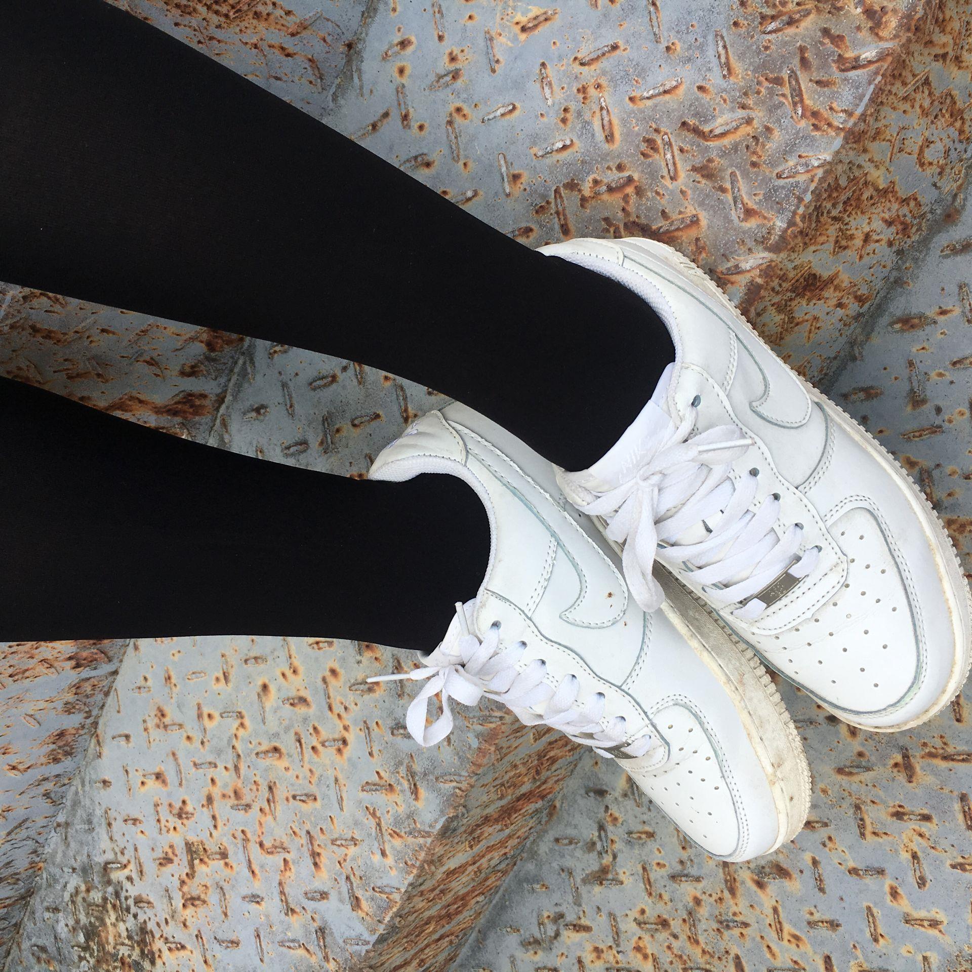 《学妹板鞋黑丝袜脚丫》作品图