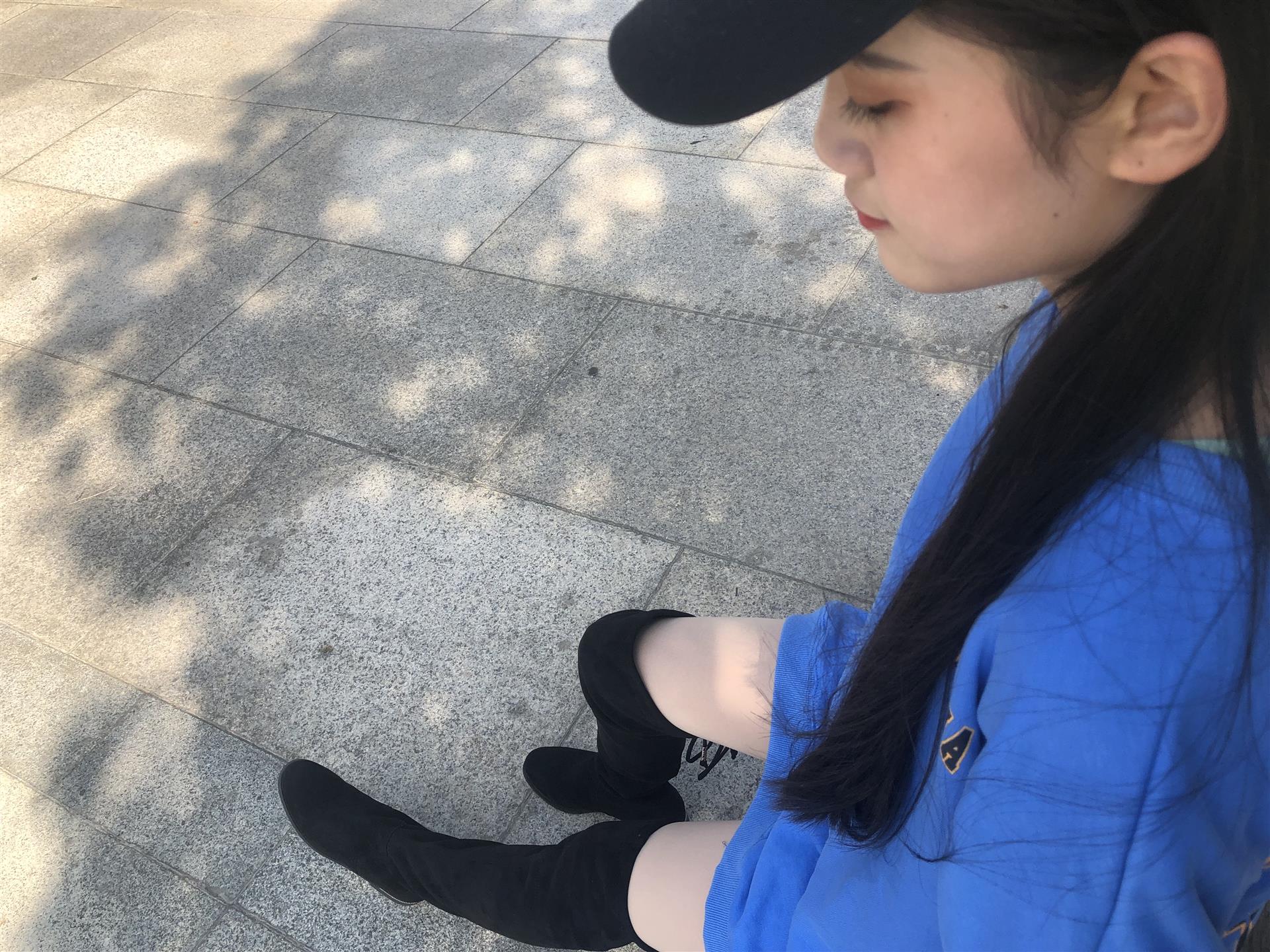 《小姐姐长靴丝袜脚丫+1个视频》作品图