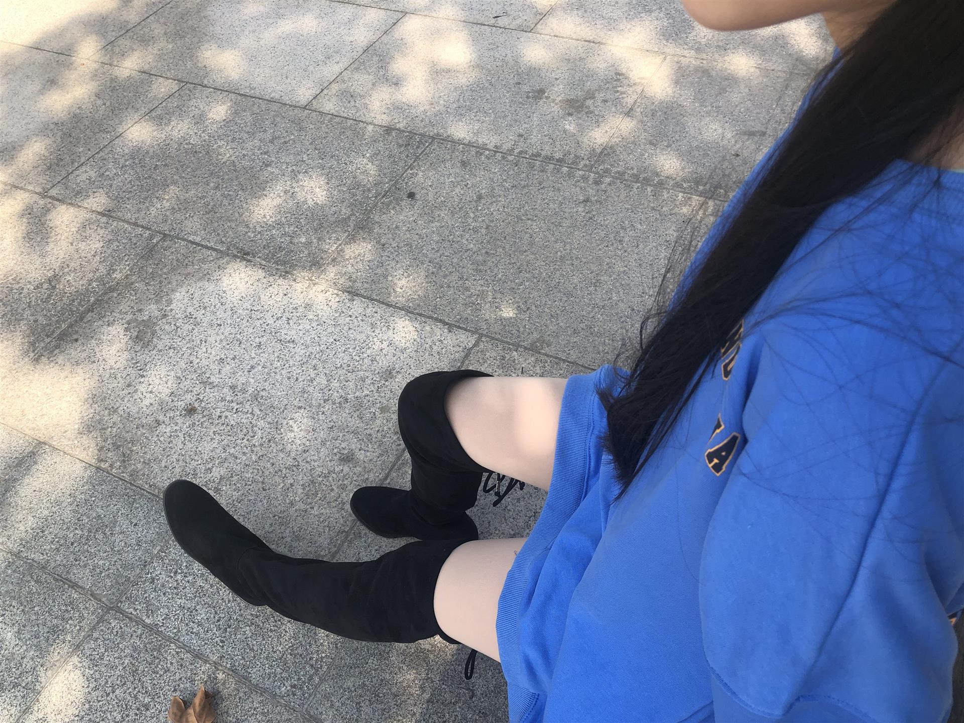 《小姐姐长靴丝袜脚丫+1个视频》作品图