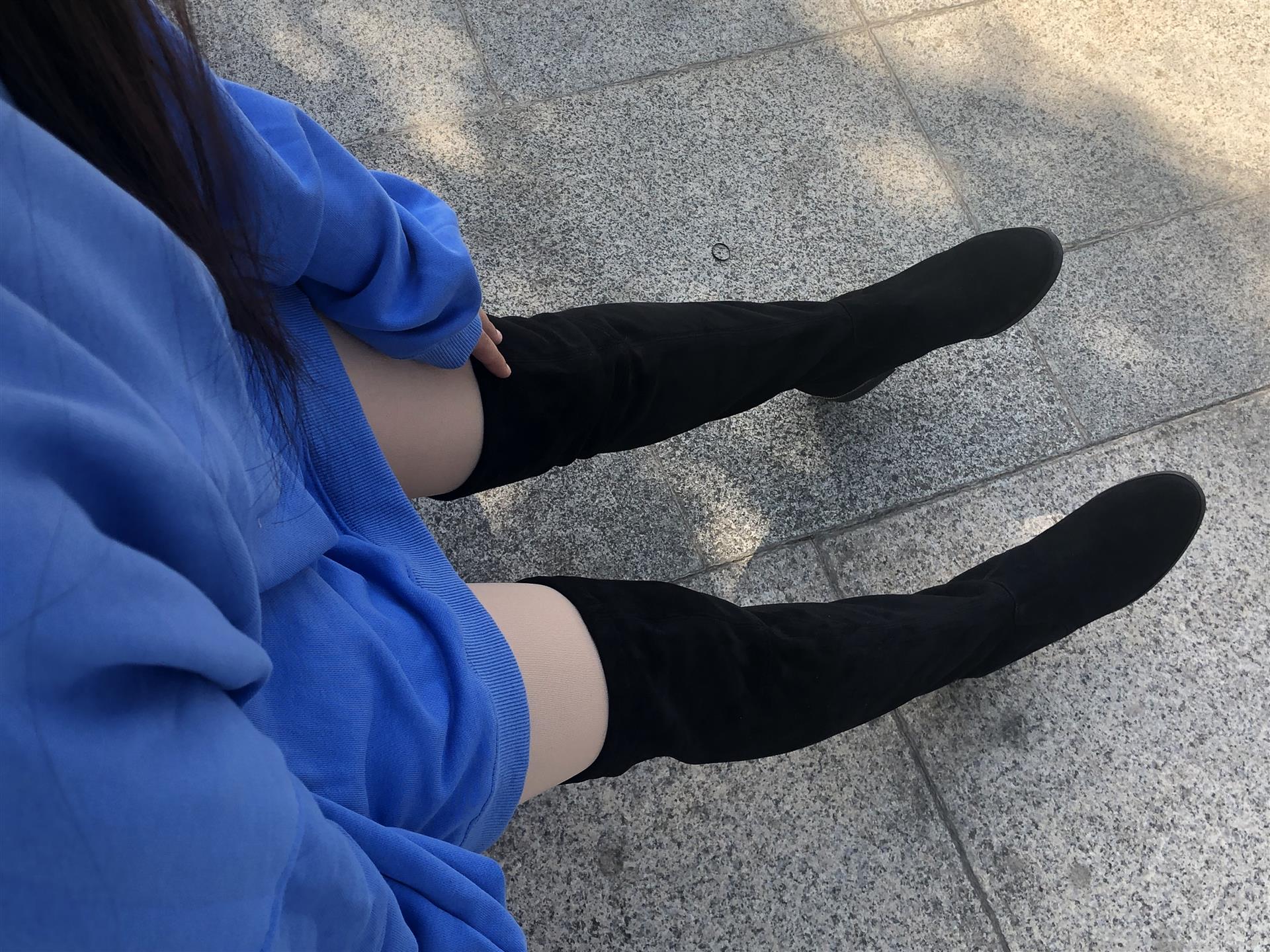 《小姐姐长靴丝袜脚丫+1个视频》作品图