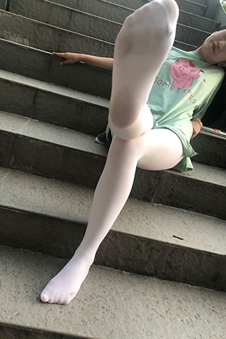 学妹有点脏的白丝袜脚丫