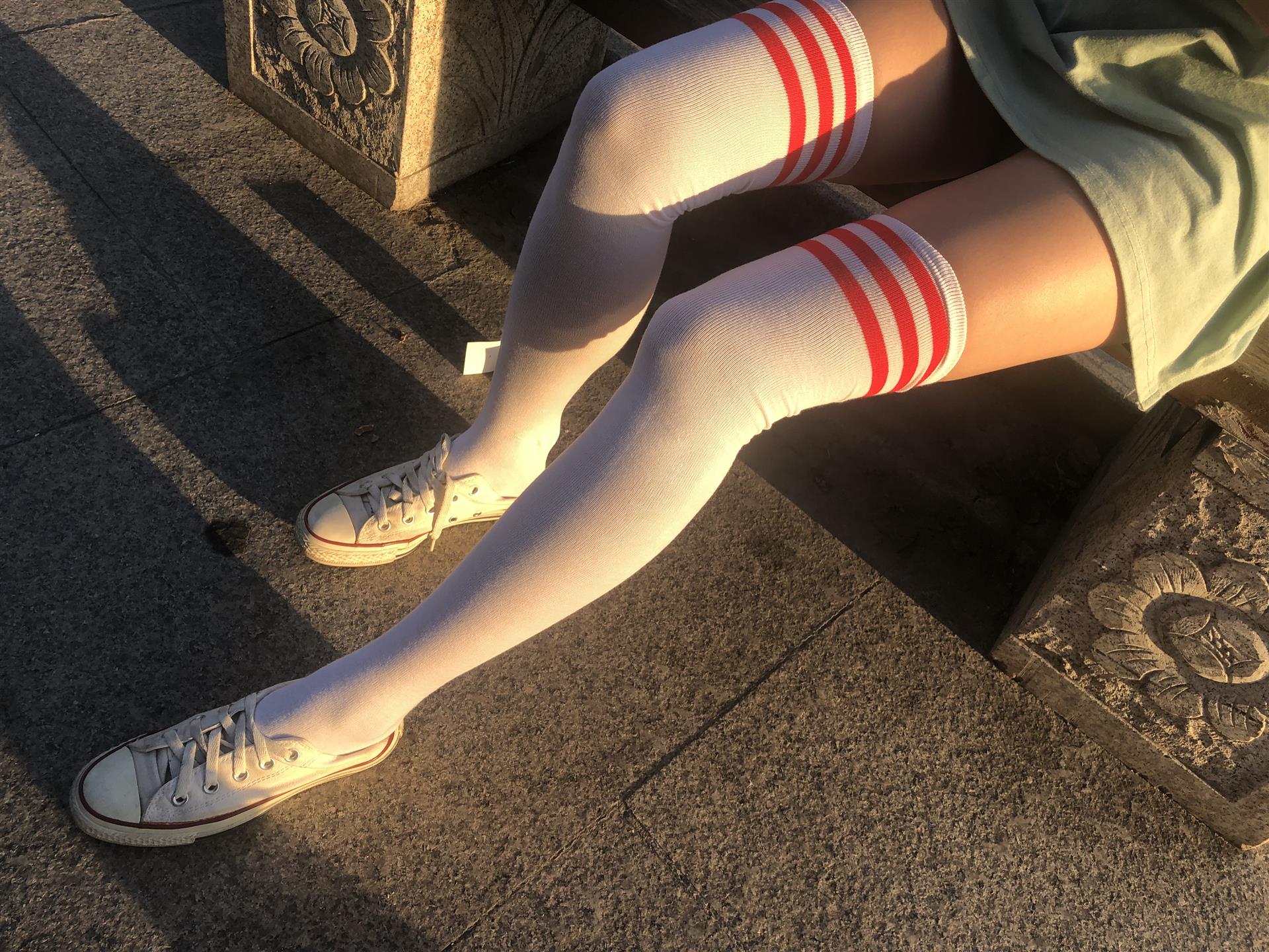 《学姐帆布鞋の长白袜脚丫+3个视频》作品图