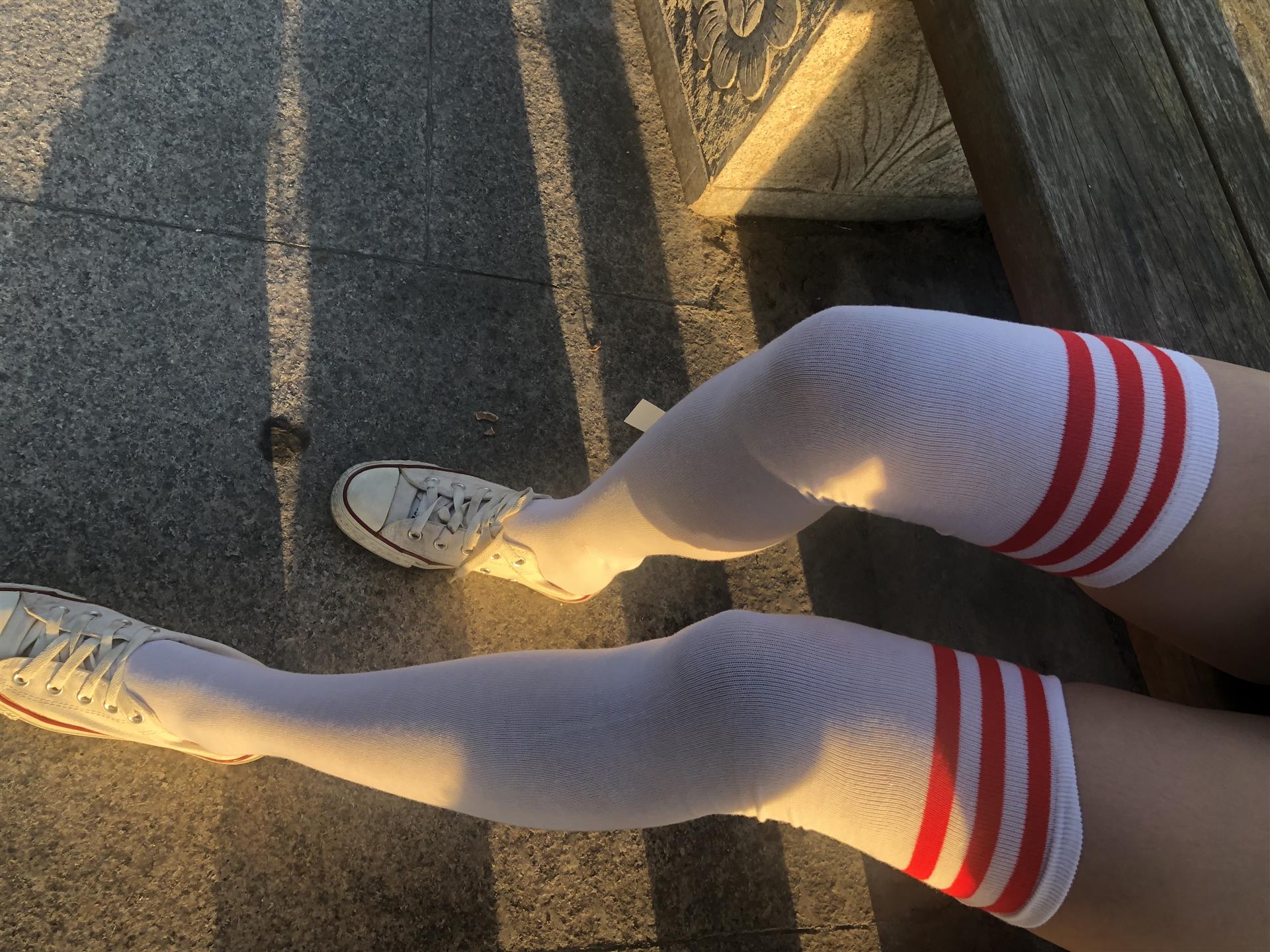 《学姐帆布鞋の长白袜脚丫+3个视频》作品图