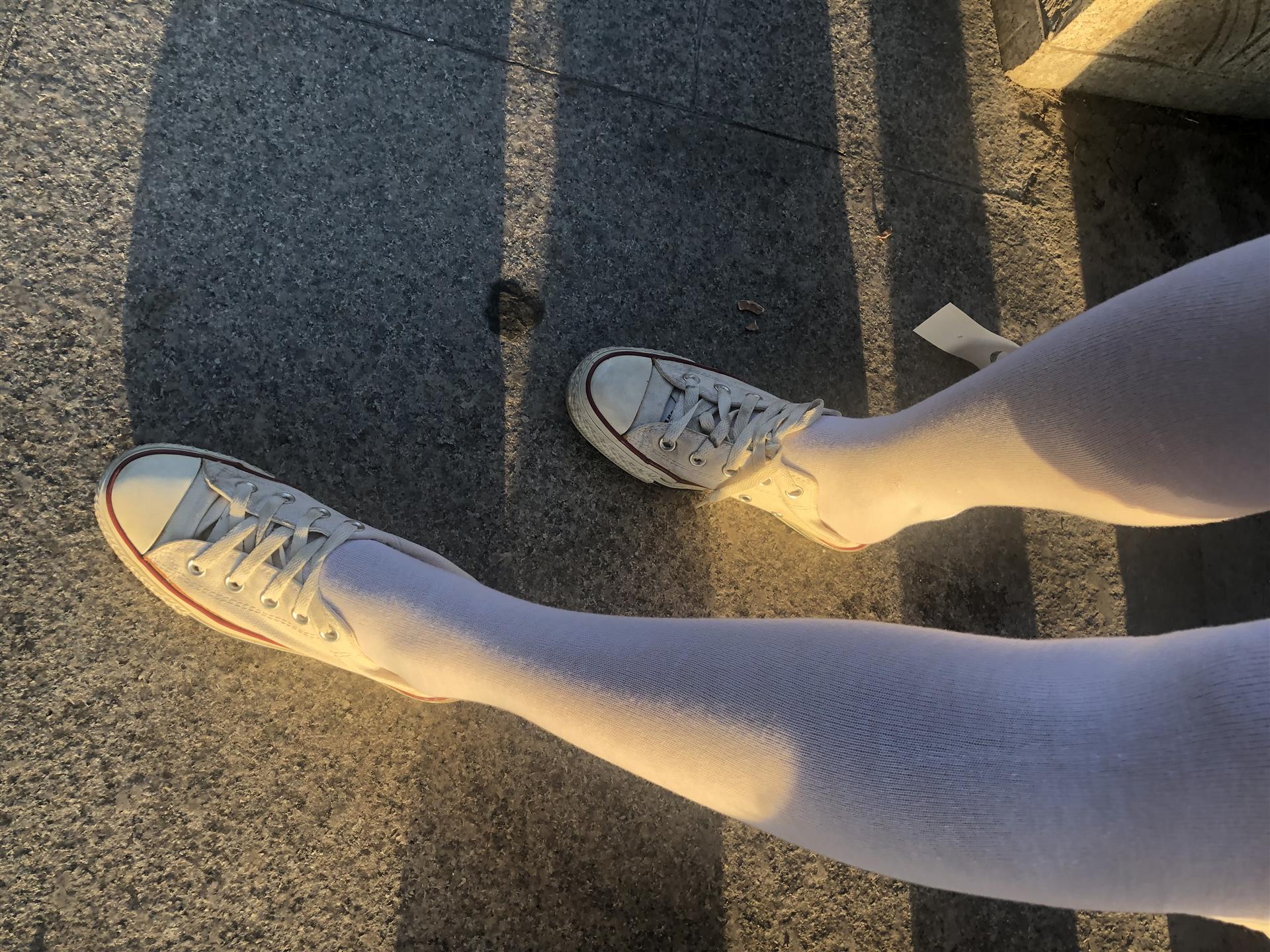 《学姐帆布鞋の长白袜脚丫+3个视频》作品图