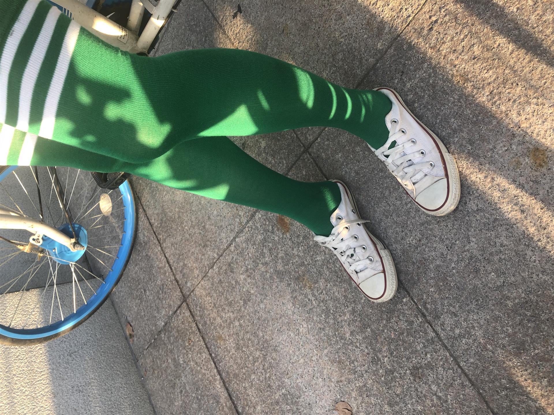 《学姐帆布鞋の长绿袜子+3个视频》作品图