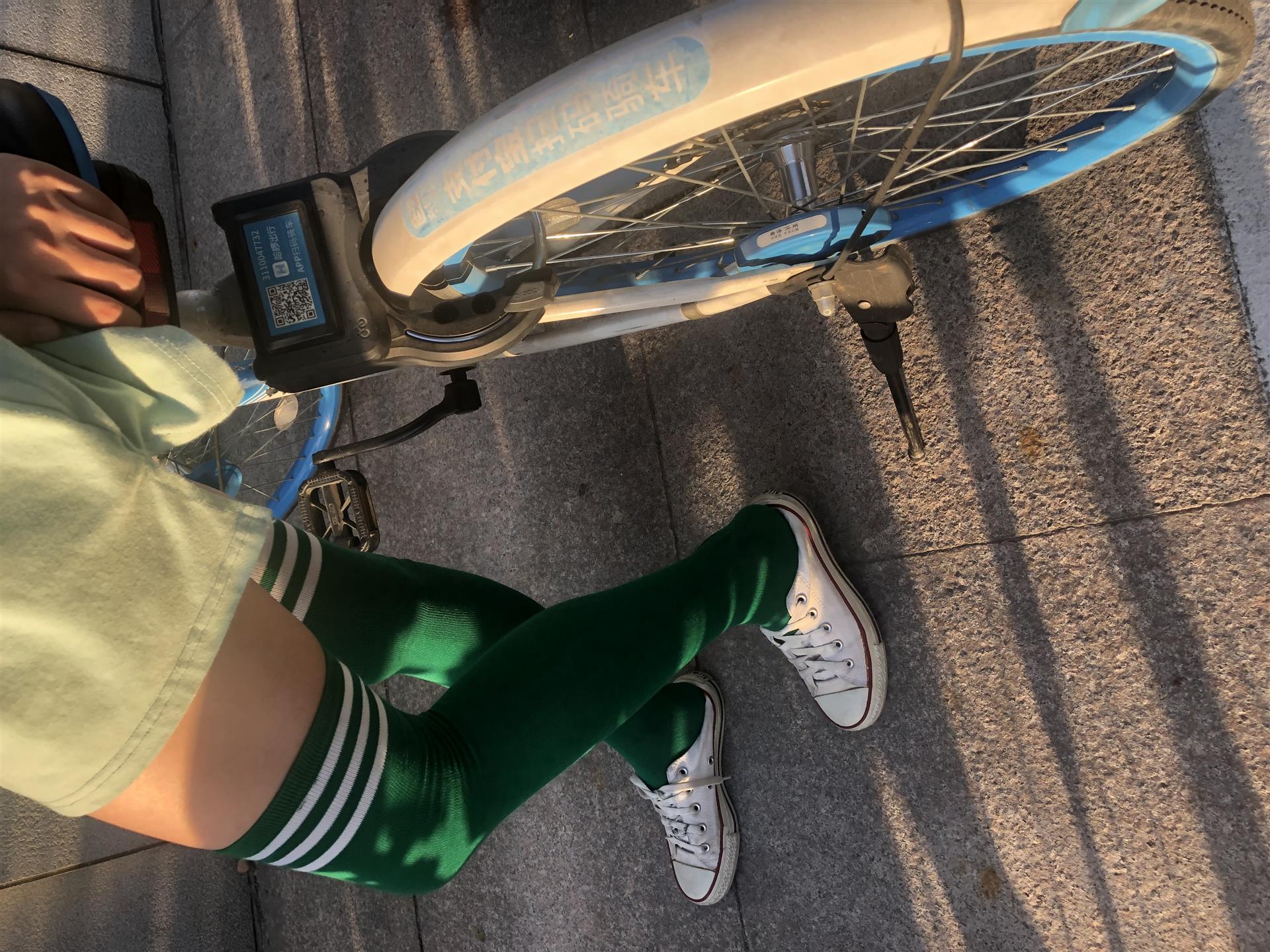 《学姐帆布鞋の长绿袜子+3个视频》作品图