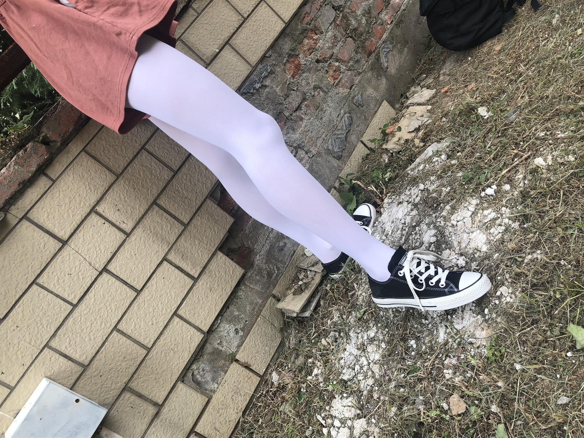 《邻班小姑娘的帆布鞋の白丝袜脚丫+2个视频》作品图