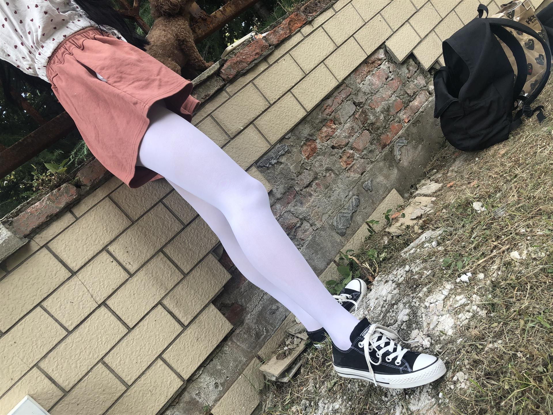 《邻班小姑娘的帆布鞋の白丝袜脚丫+2个视频》作品图