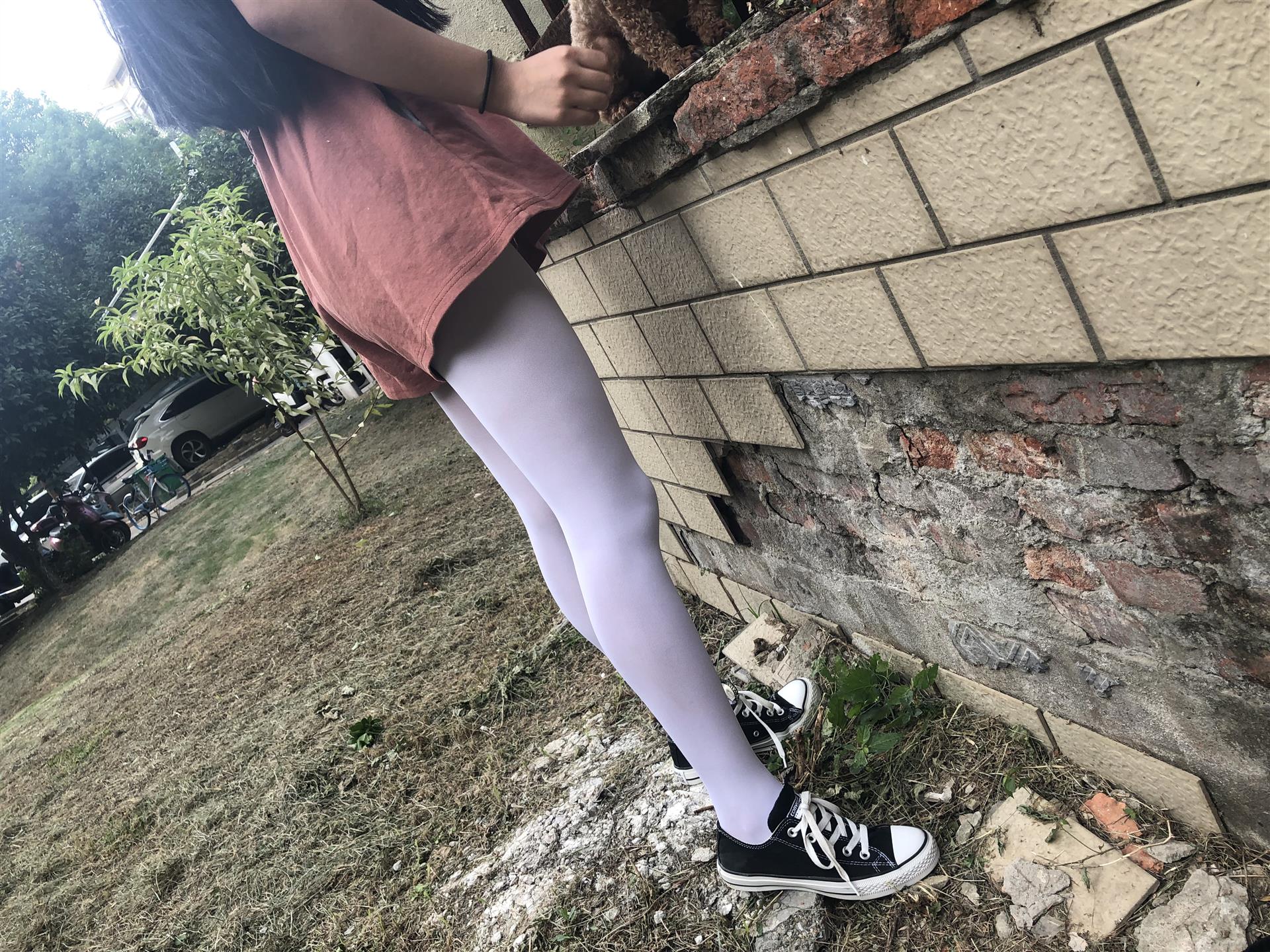 《邻班小姑娘的帆布鞋の白丝袜脚丫+2个视频》作品图