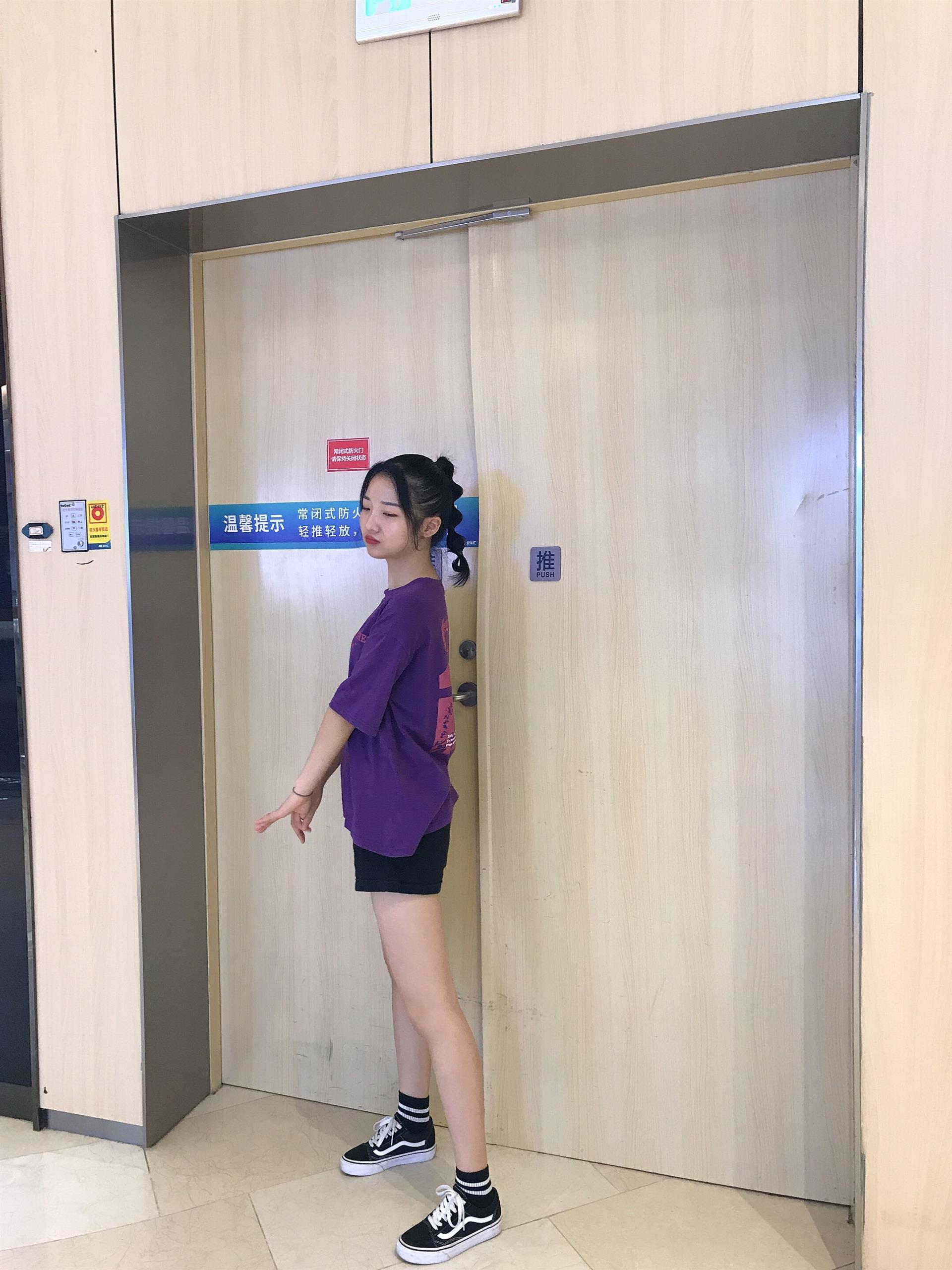 《商场越拍帆布鞋棉袜の裸足脚丫+5个视频》作品图