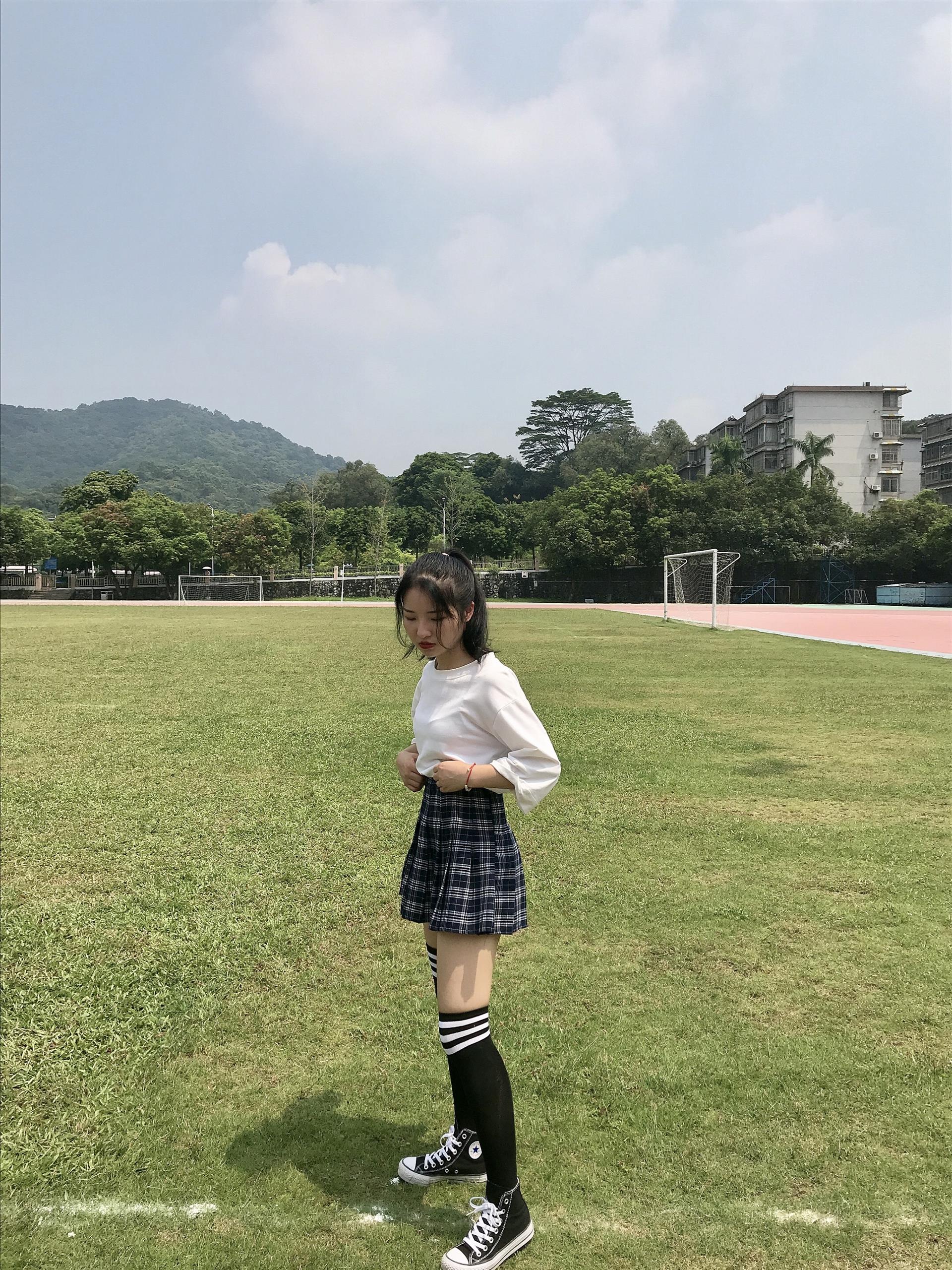 《足球场上的帆布鞋の长黑袜脚丫+视频一部》作品图