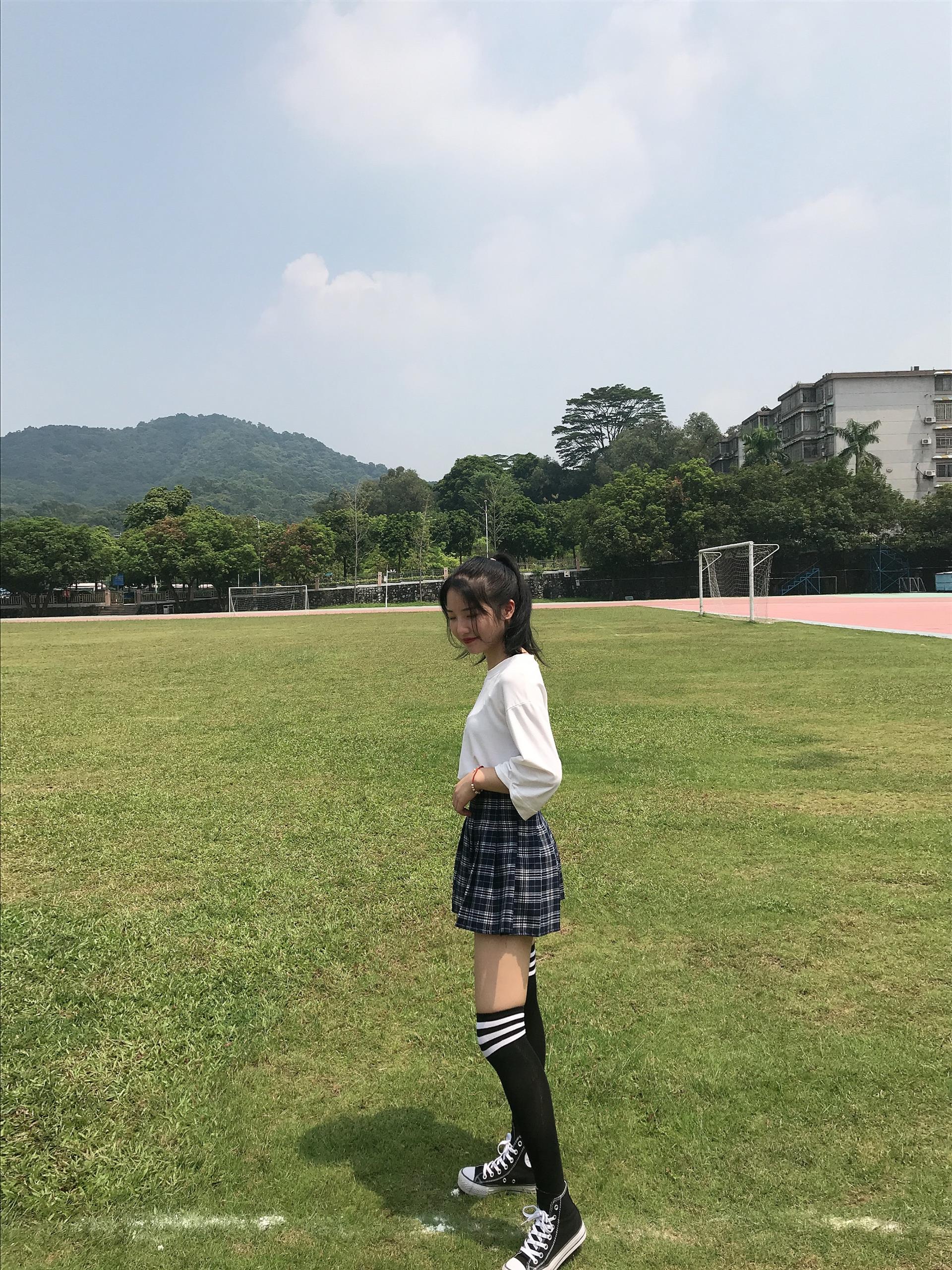 《足球场上的帆布鞋の长黑袜脚丫+视频一部》作品图