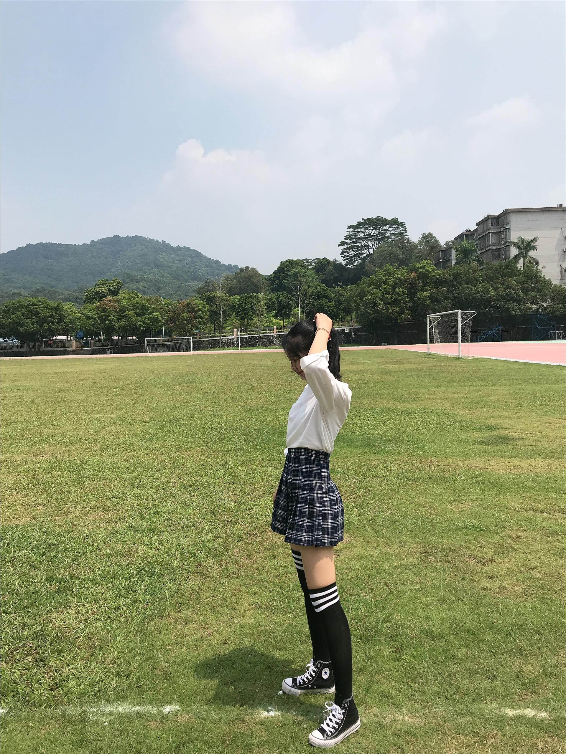 《足球场上的帆布鞋の长黑袜脚丫+视频一部》作品图